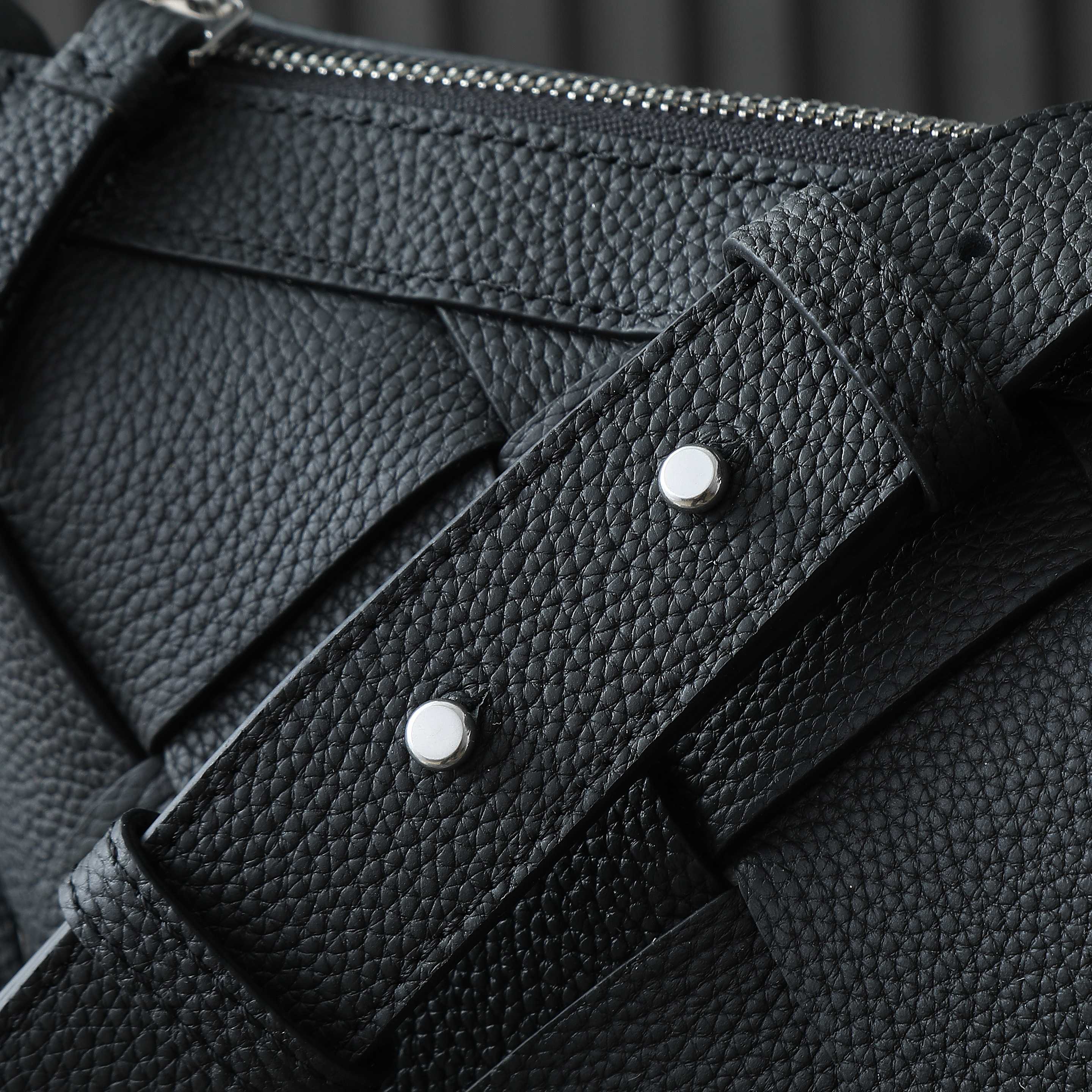 BOTTEGA VENETA 25S DIAGO HOBO 39 IN SCHWARZEM KALBSLEDER