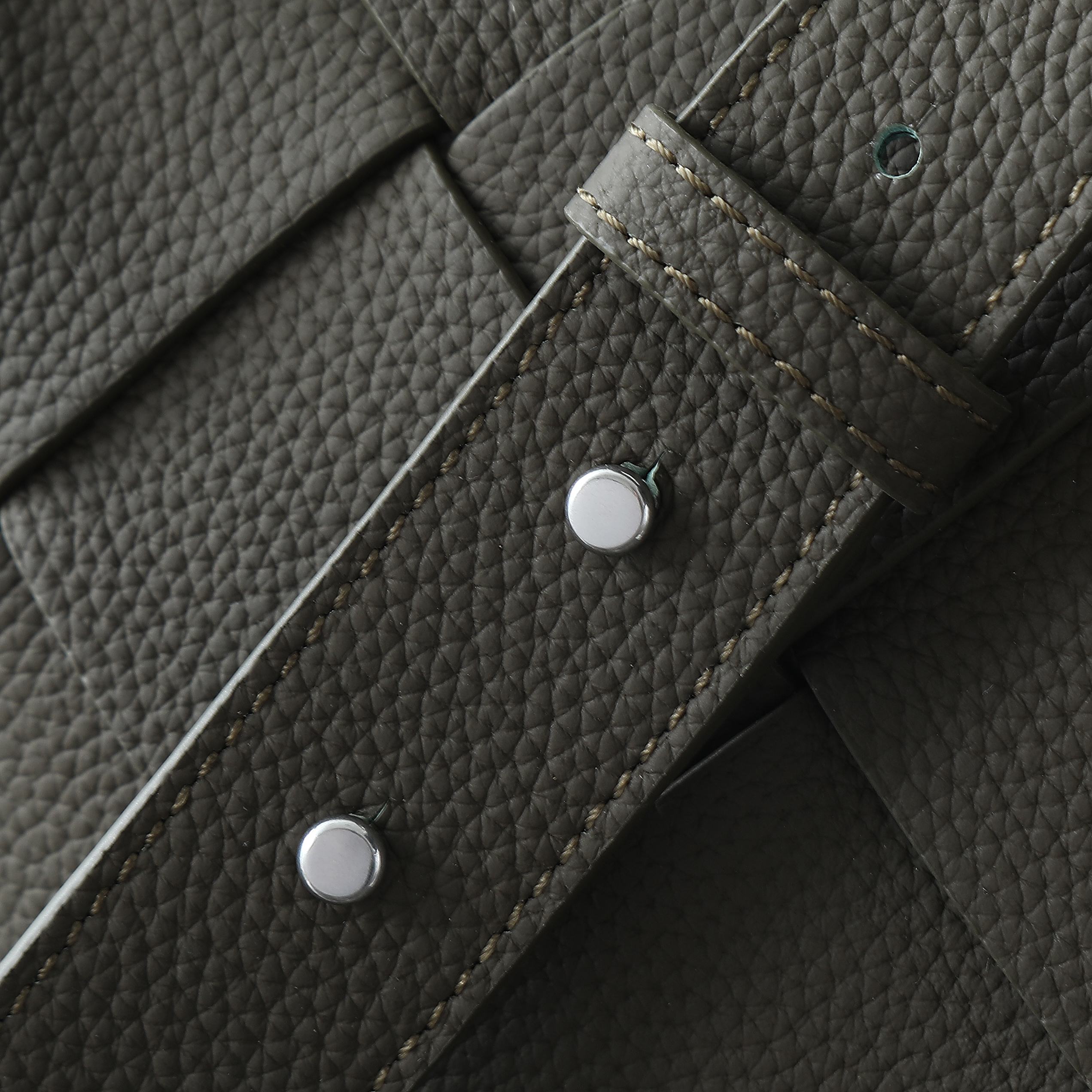 BOTTEGA VENETA 25S DIAGO HOBO 39 IN SEHR DUNKELOLIVEN KALBSLEDER