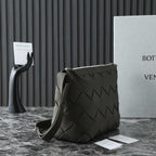 BOTTEGA VENETA 25S DIAGO HOBO 39 IN SEHR DUNKELOLIVEN KALBSLEDER