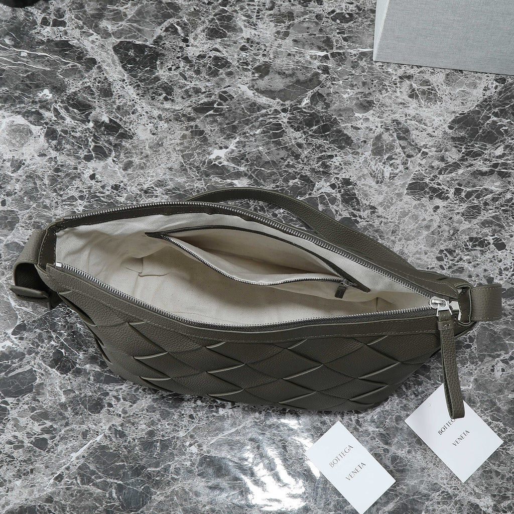 BOTTEGA VENETA 25S DIAGO HOBO 39 IN SEHR DUNKELOLIVEN KALBSLEDER