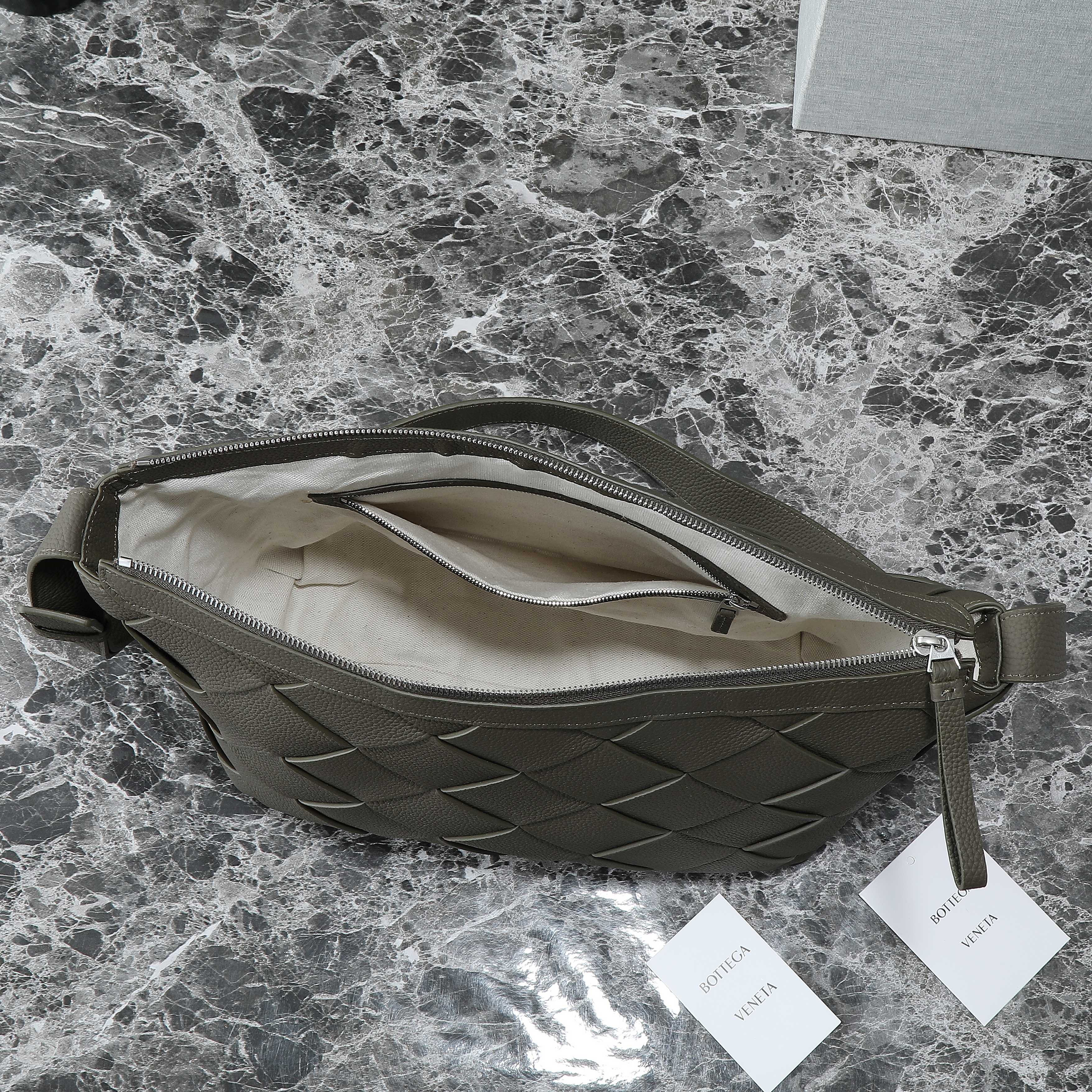 BOTTEGA VENETA 25S DIAGO HOBO 39 IN SEHR DUNKELOLIVEN KALBSLEDER