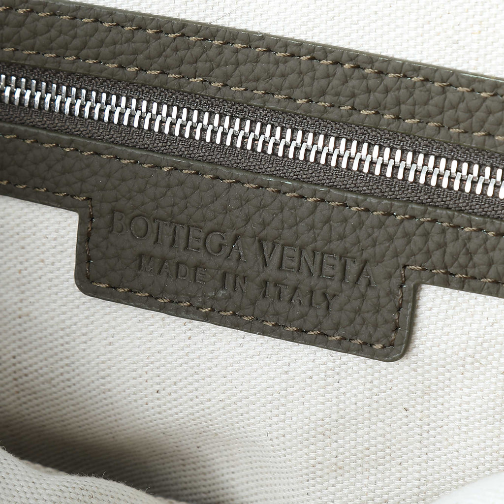 BOTTEGA VENETA 25S DIAGO HOBO 39 IN SEHR DUNKELOLIVEN KALBSLEDER