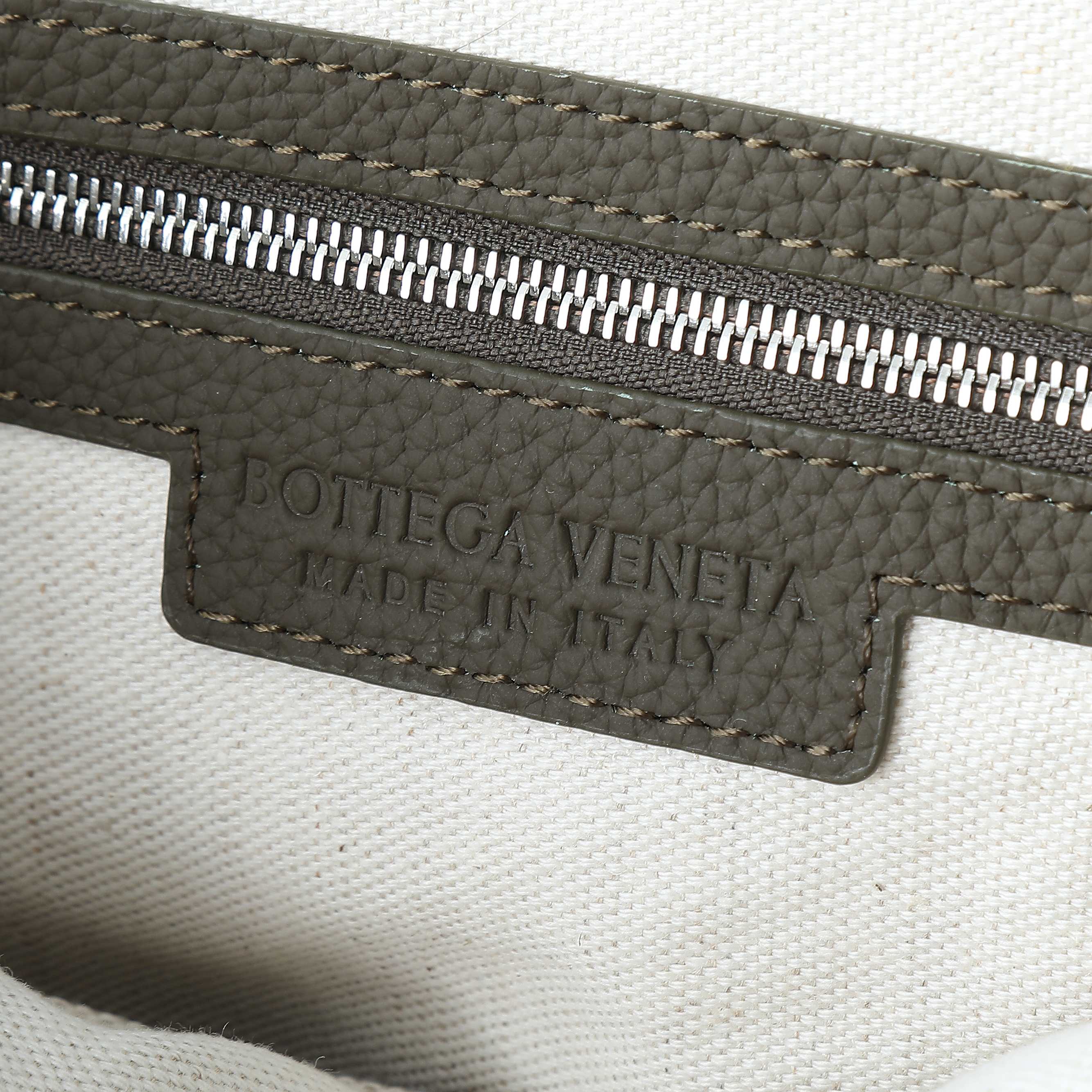 BOTTEGA VENETA 25S DIAGO HOBO 39 IN SEHR DUNKELOLIVEN KALBSLEDER