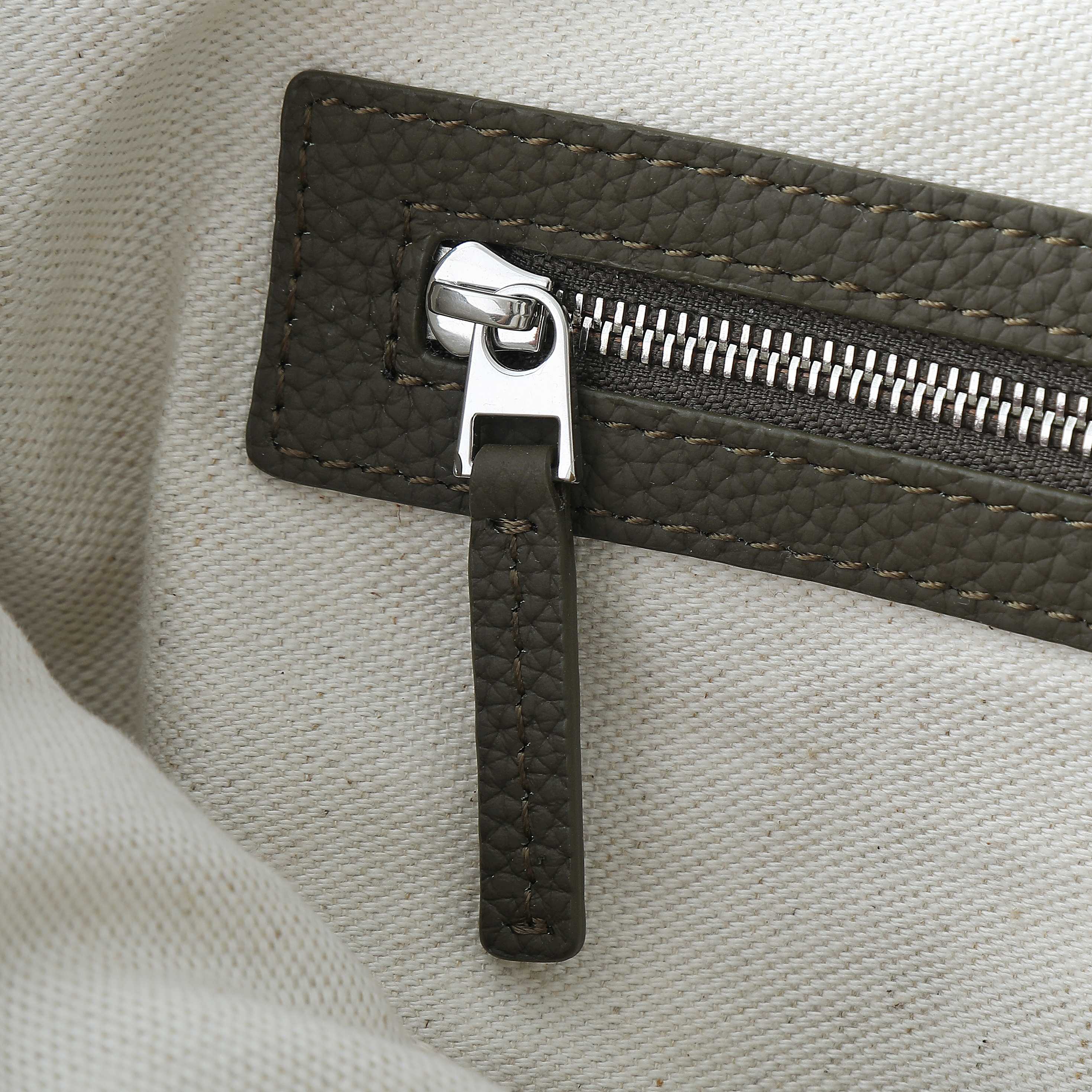 BOTTEGA VENETA 25S DIAGO HOBO 39 IN SEHR DUNKELOLIVEN KALBSLEDER