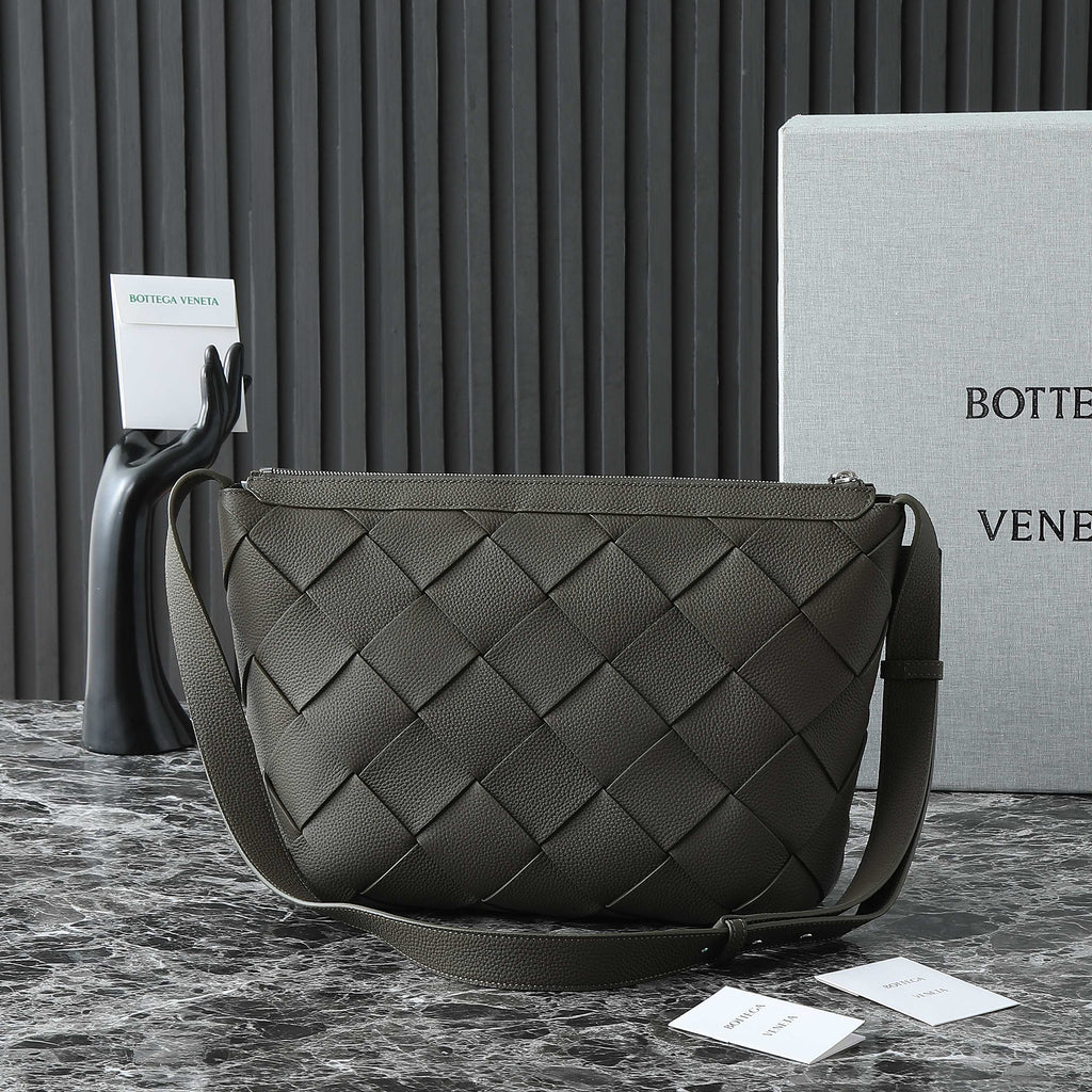 BOTTEGA VENETA 25S DIAGO HOBO 39 IN SEHR DUNKELOLIVEN KALBSLEDER