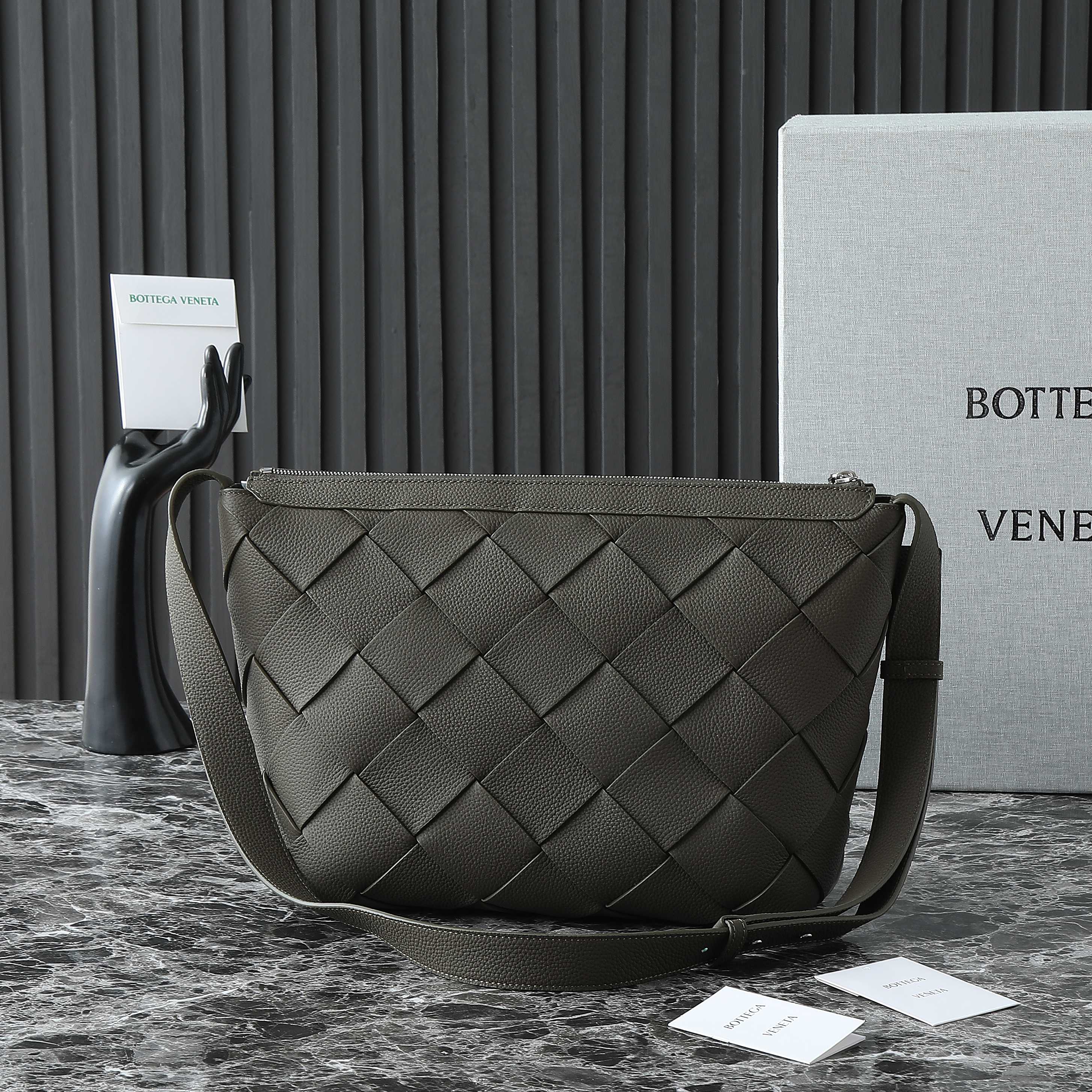 BOTTEGA VENETA 25S DIAGO HOBO 39 IN SEHR DUNKELOLIVEN KALBSLEDER