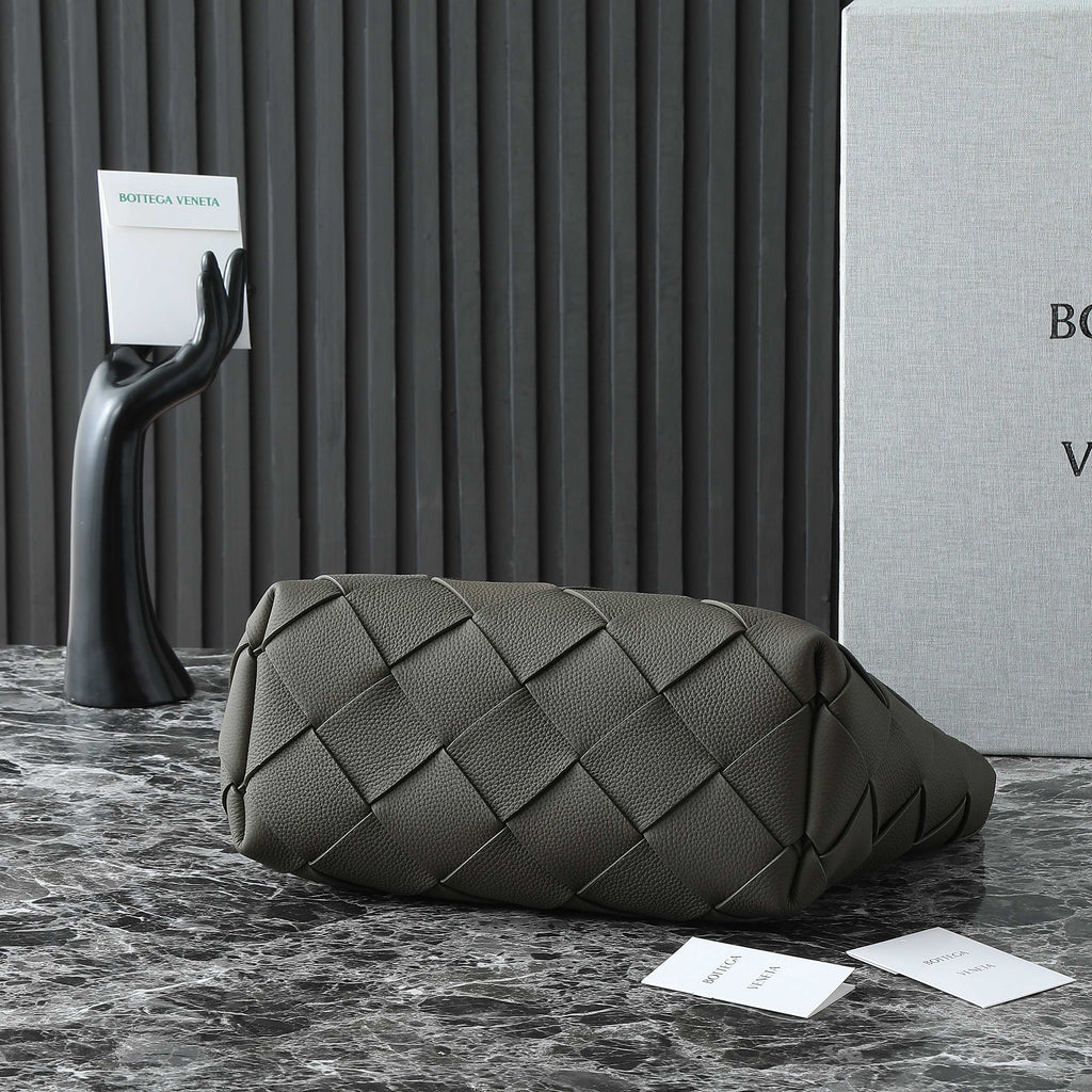 BOTTEGA VENETA 25S DIAGO HOBO 39 IN SEHR DUNKELOLIVEN KALBSLEDER