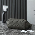 BOTTEGA VENETA 25S DIAGO HOBO 39 IN SEHR DUNKELOLIVEN KALBSLEDER