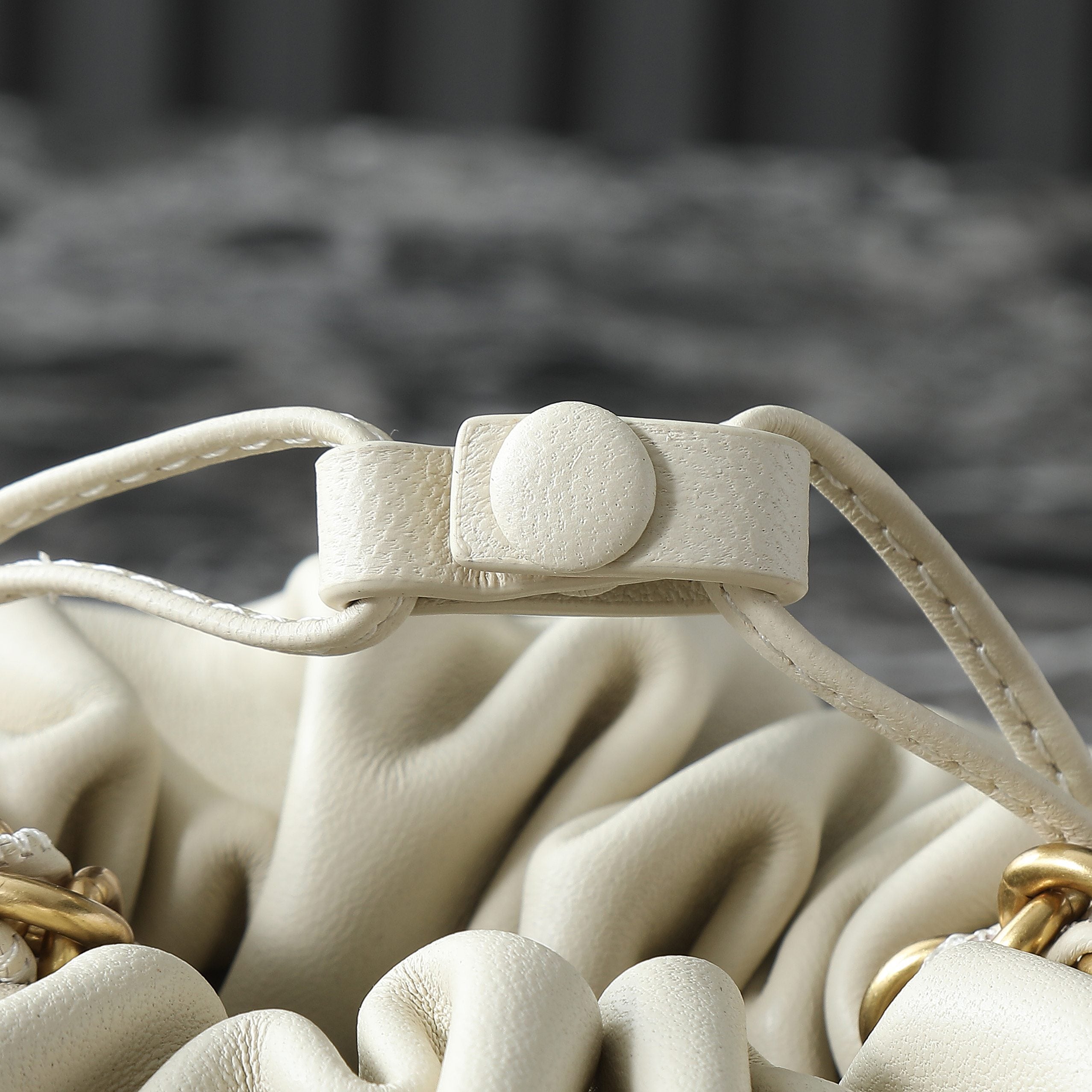 BOTTEGA VENETA 25S Staubbeutel Notte 33 in Elfenbein Kalbsleder Goldbeschläge