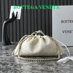 BOTTEGA VENETA 25S Staubbeutel Notte 33 in Elfenbein Kalbsleder Goldbeschläge