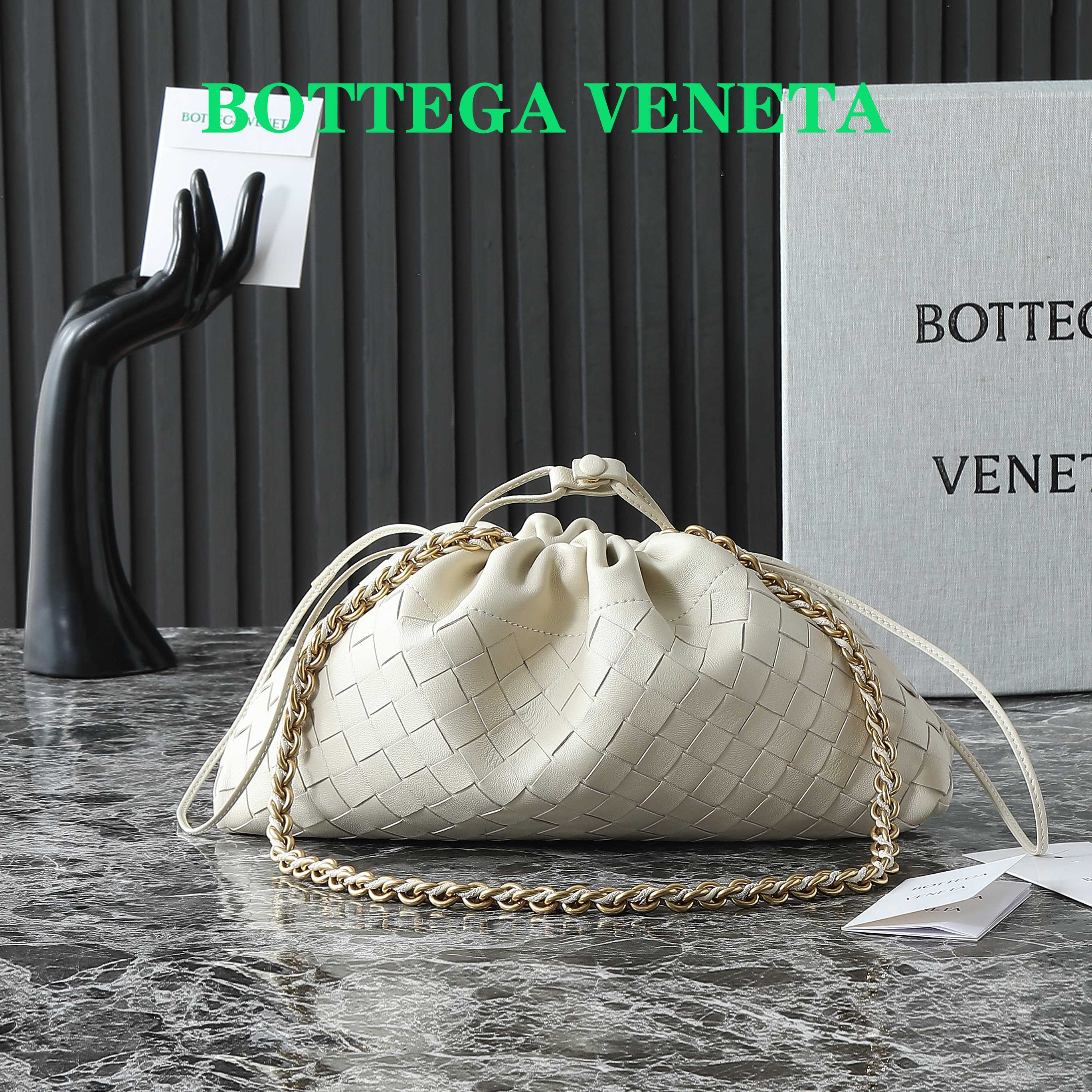 BOTTEGA VENETA 25S Staubbeutel Notte 33 in Elfenbein Kalbsleder Goldbeschläge