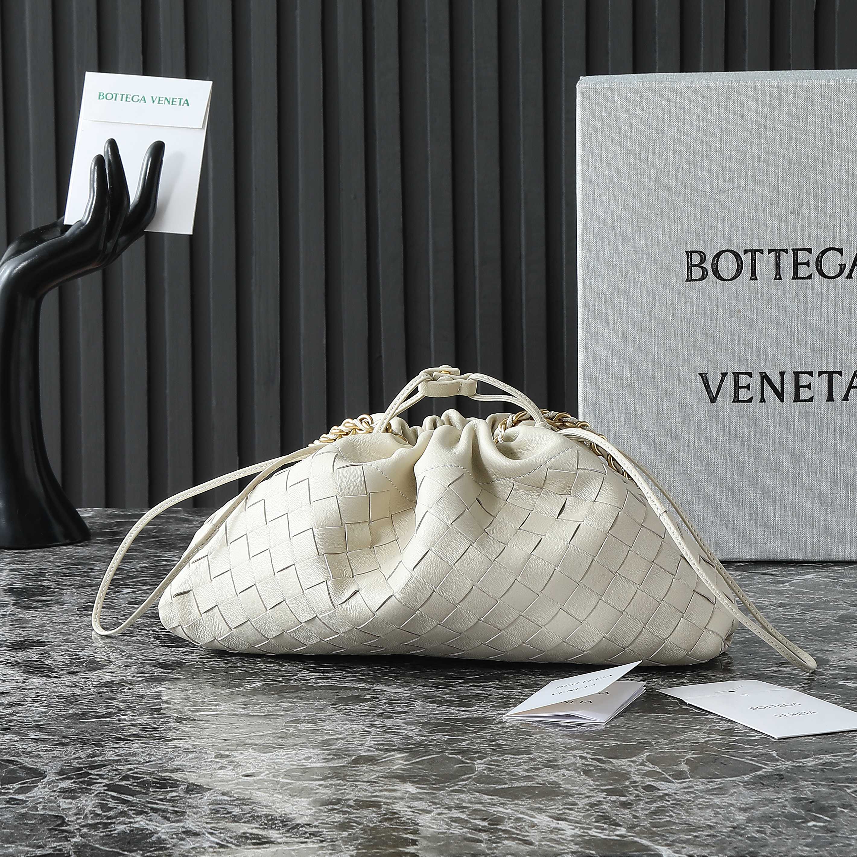 BOTTEGA VENETA 25S Staubbeutel Notte 33 in Elfenbein Kalbsleder Goldbeschläge