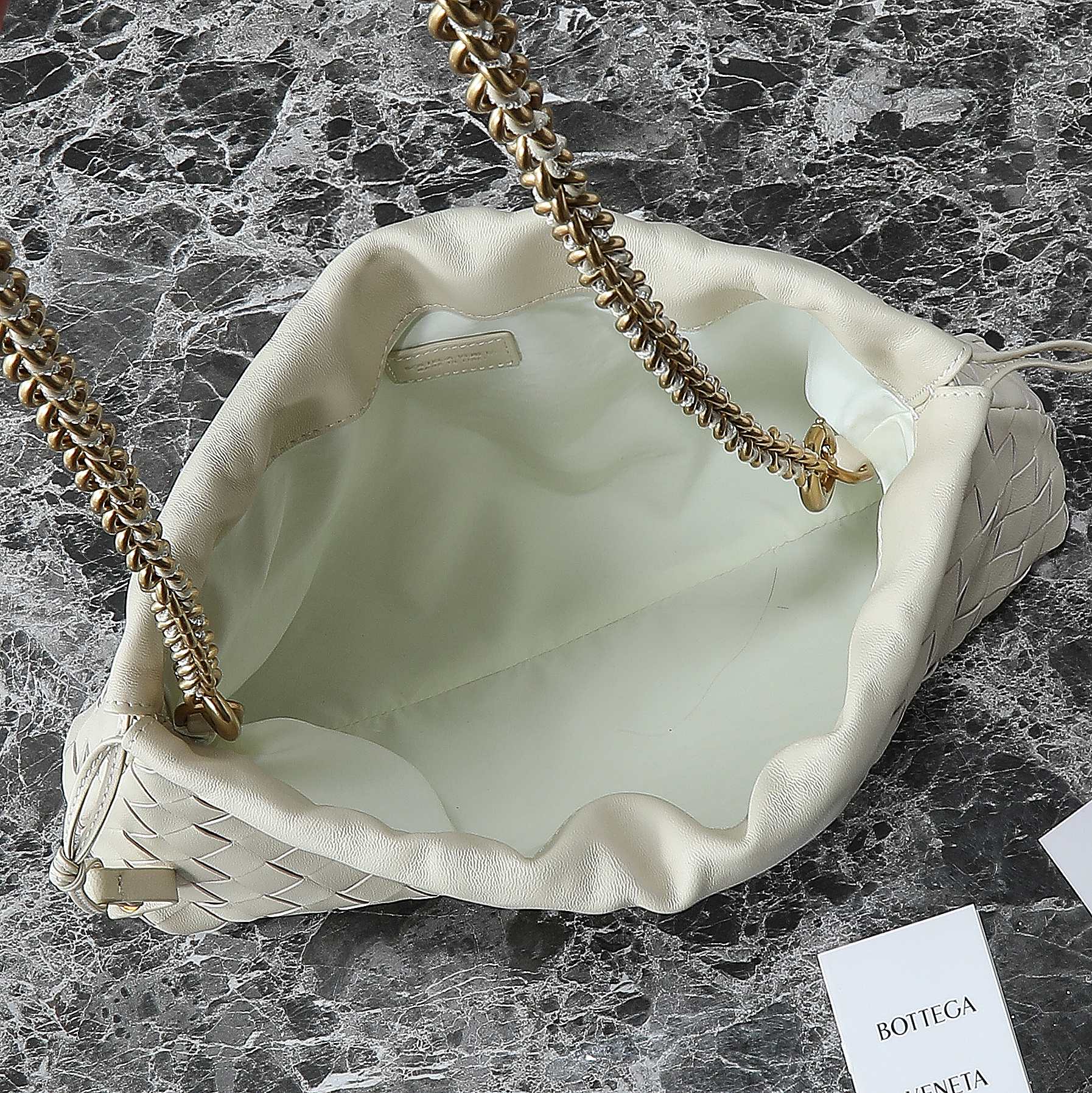 BOTTEGA VENETA 25S Staubbeutel Notte 33 in Elfenbein Kalbsleder Goldbeschläge