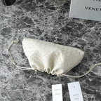 BOTTEGA VENETA 25S Staubbeutel Notte 33 in Elfenbein Kalbsleder Goldbeschläge