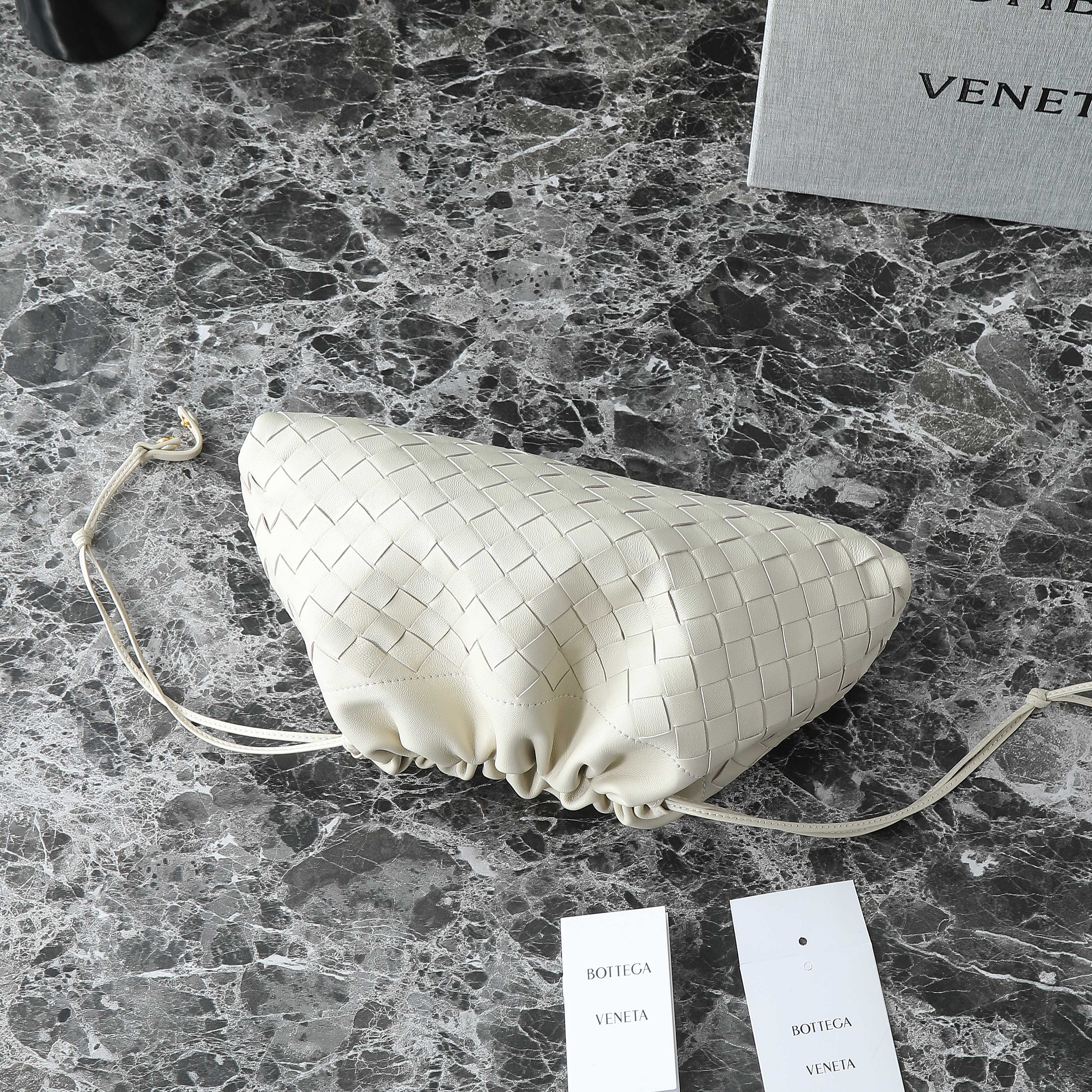 BOTTEGA VENETA 25S Staubbeutel Notte 33 in Elfenbein Kalbsleder Goldbeschläge