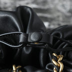 BOTTEGA VENETA 25S Staubbeutel Notte 33 in schwarzem Kalbsleder, goldene Beschläge