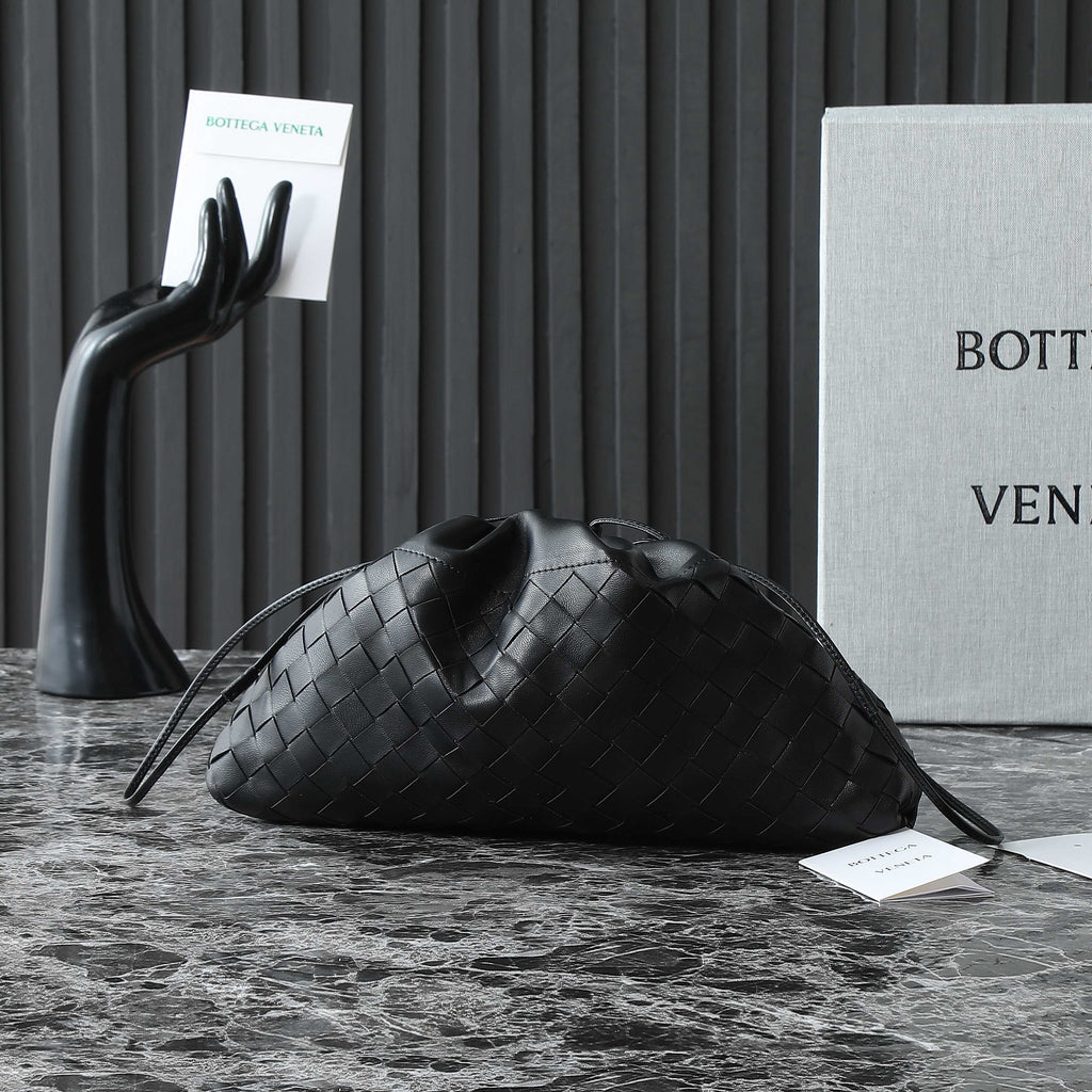 BOTTEGA VENETA 25S Staubbeutel Notte 33 in schwarzem Kalbsleder, goldene Beschläge