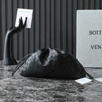 BOTTEGA VENETA 25S Staubbeutel Notte 33 in schwarzem Kalbsleder, goldene Beschläge