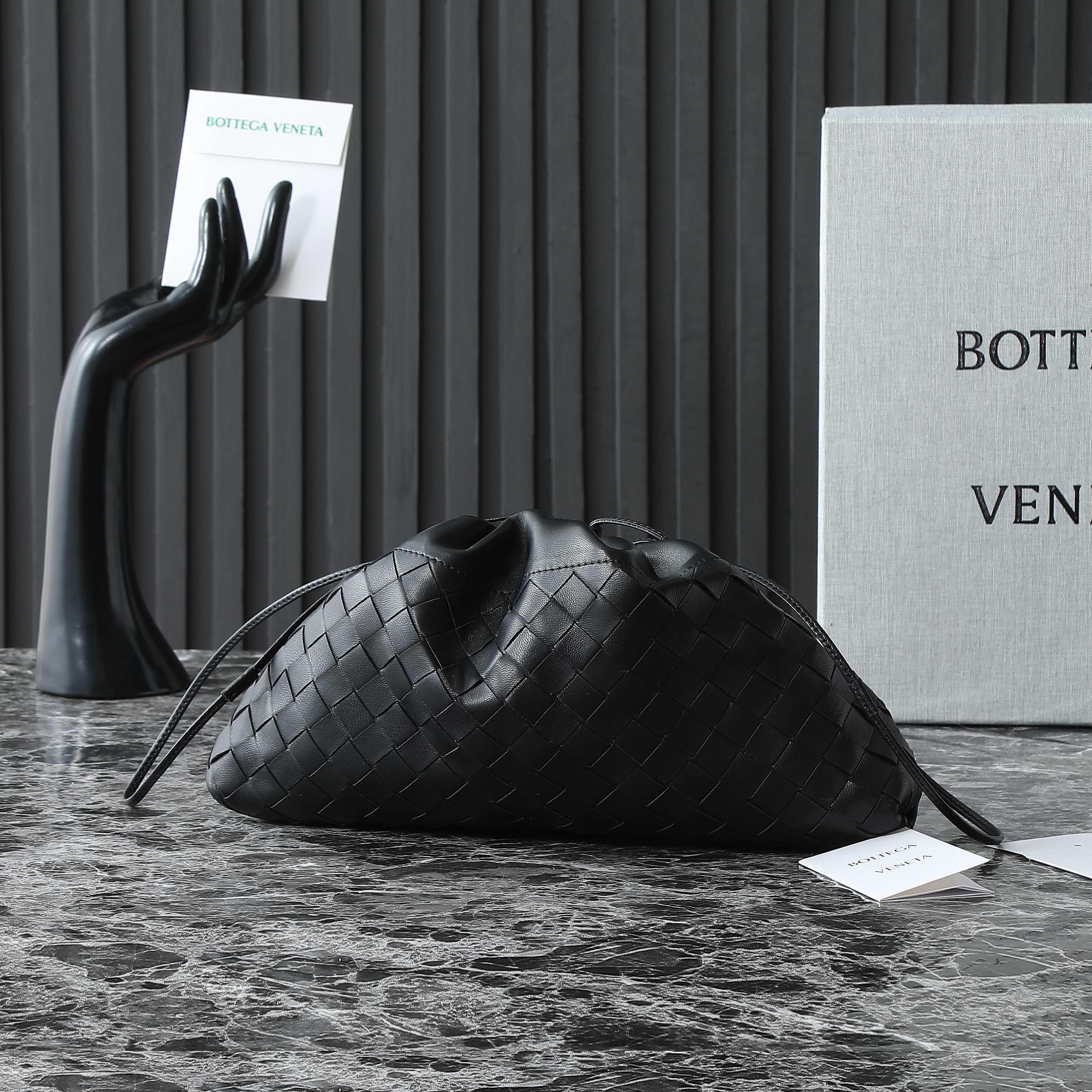 BOTTEGA VENETA 25S Staubbeutel Notte 33 in schwarzem Kalbsleder, goldene Beschläge