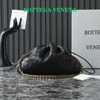 BOTTEGA VENETA 25S Staubbeutel Notte 33 in schwarzem Kalbsleder, goldene Beschläge