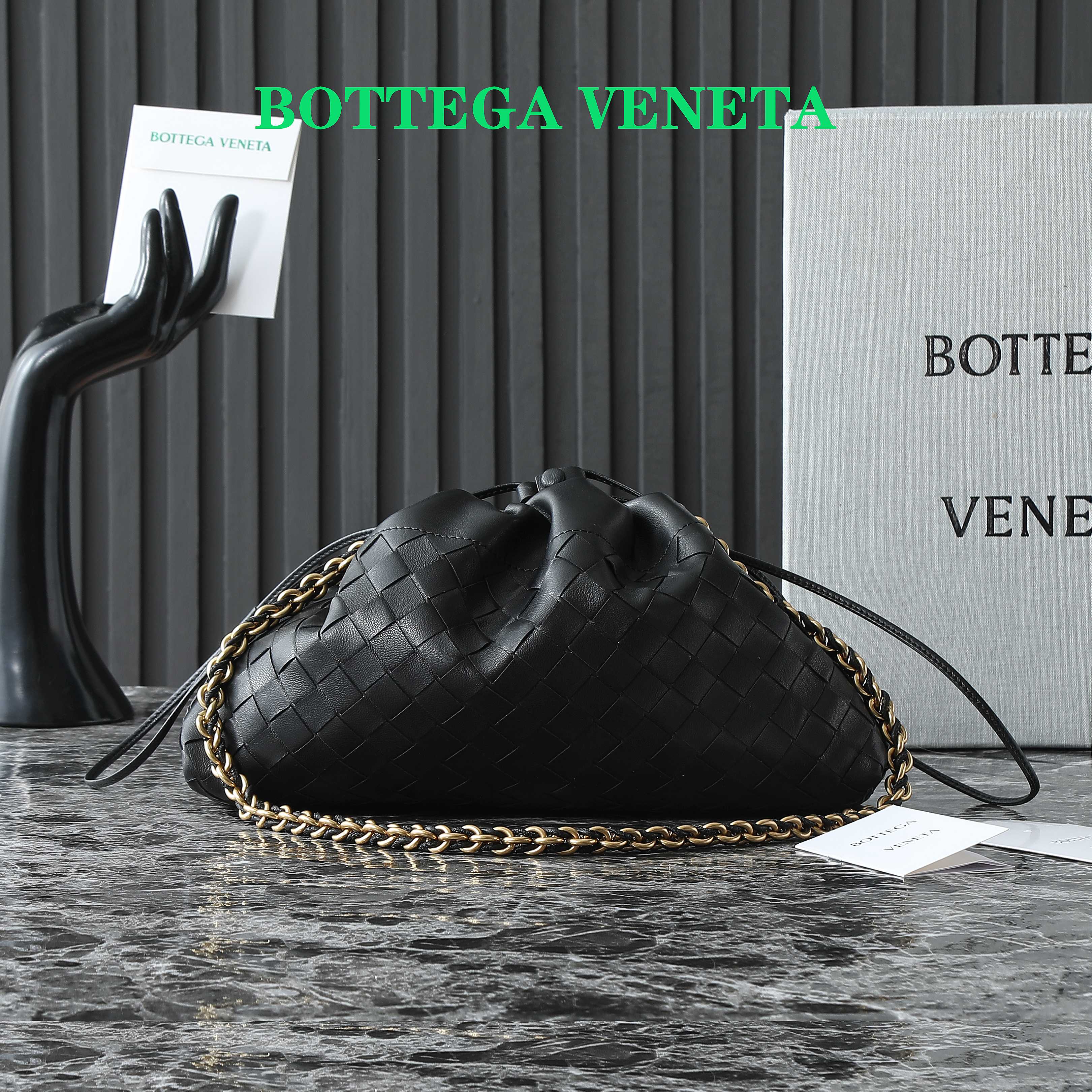BOTTEGA VENETA 25S Staubbeutel Notte 33 in schwarzem Kalbsleder, goldene Beschläge