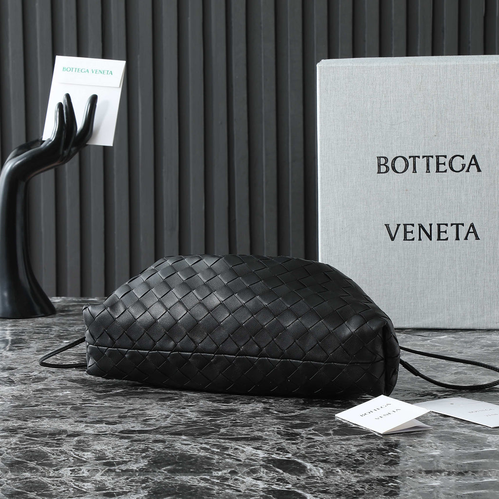 BOTTEGA VENETA 25S Staubbeutel Notte 33 in schwarzem Kalbsleder, goldene Beschläge