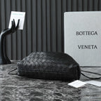 BOTTEGA VENETA 25S Staubbeutel Notte 33 in schwarzem Kalbsleder, goldene Beschläge
