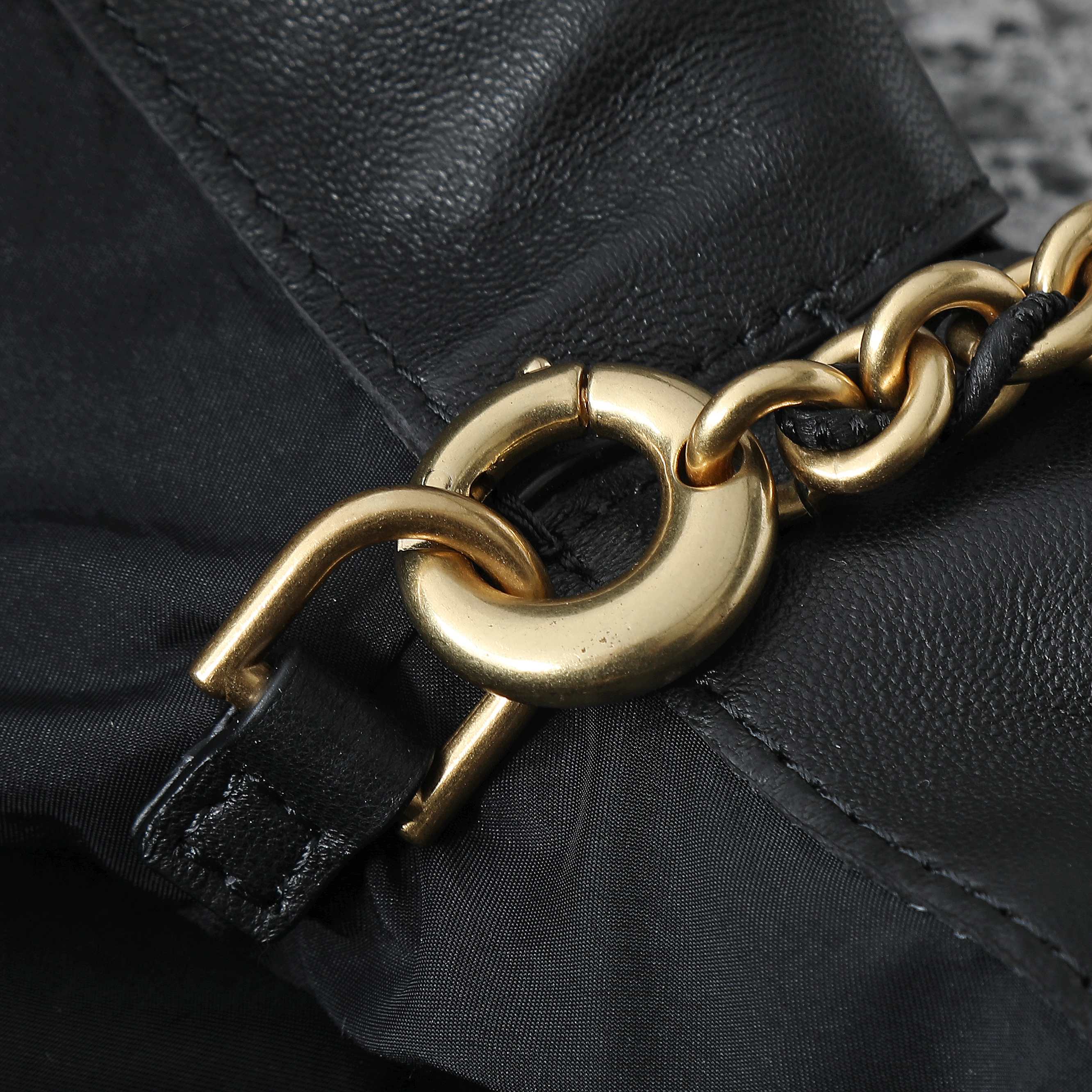 BOTTEGA VENETA 25S Staubbeutel Notte 33 in schwarzem Kalbsleder, goldene Beschläge