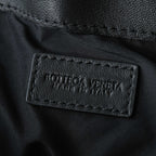 BOTTEGA VENETA 25S Staubbeutel Notte 33 in schwarzem Kalbsleder, goldene Beschläge