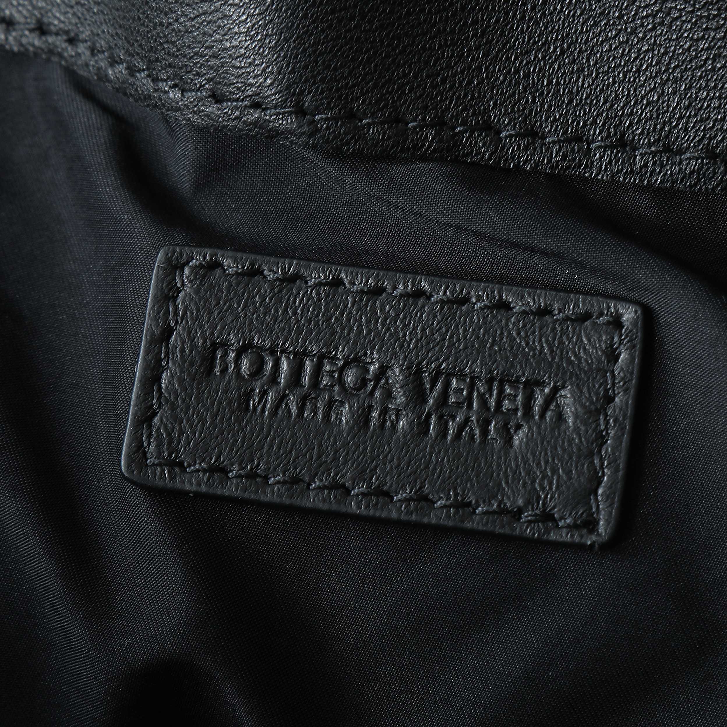 BOTTEGA VENETA 25S Staubbeutel Notte 33 in schwarzem Kalbsleder, goldene Beschläge