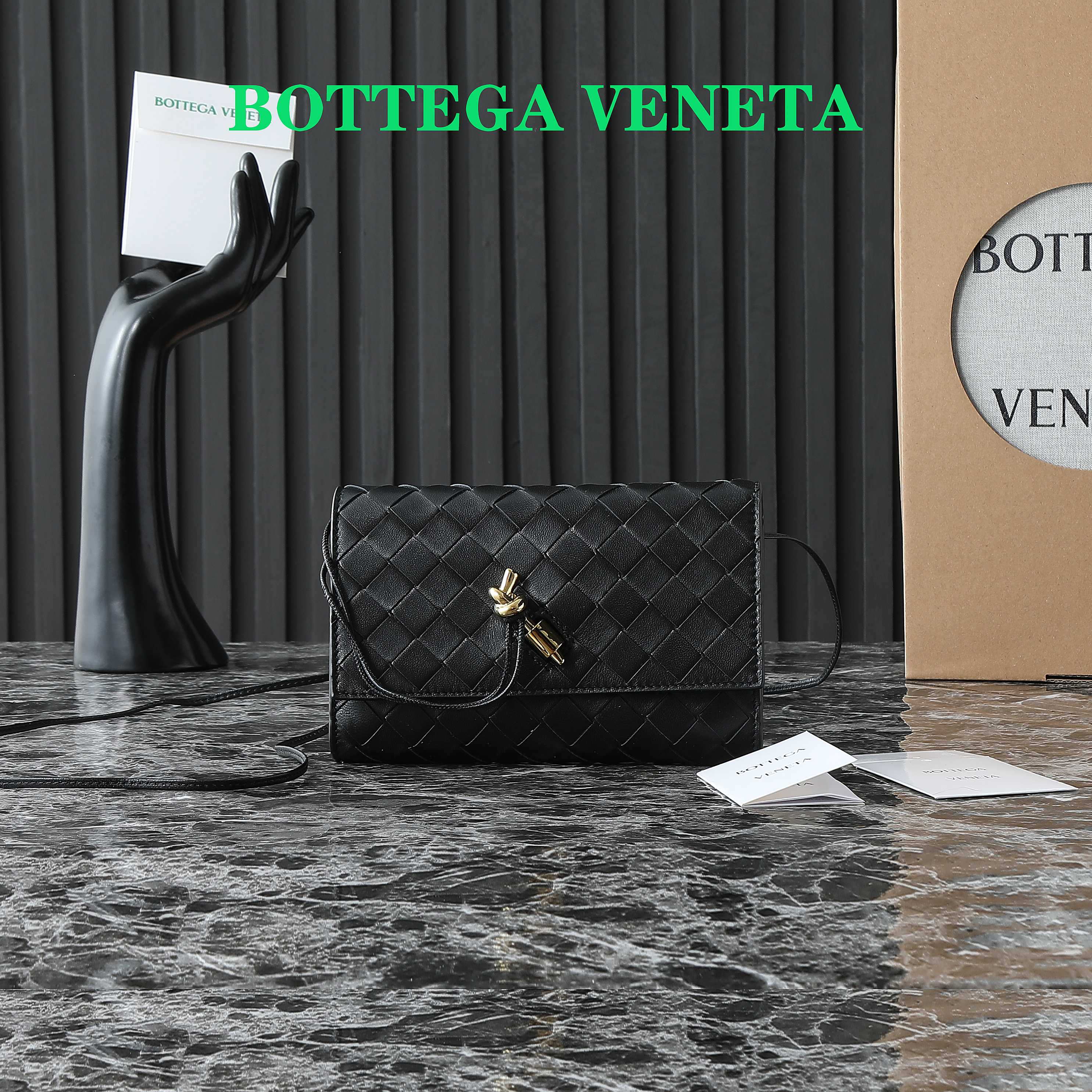 BOTTEGA VENETA 25S ANDIAMO POUCH 19 AUS SCHWARZEM KALBSLEDER, GOLD-HARDWARE