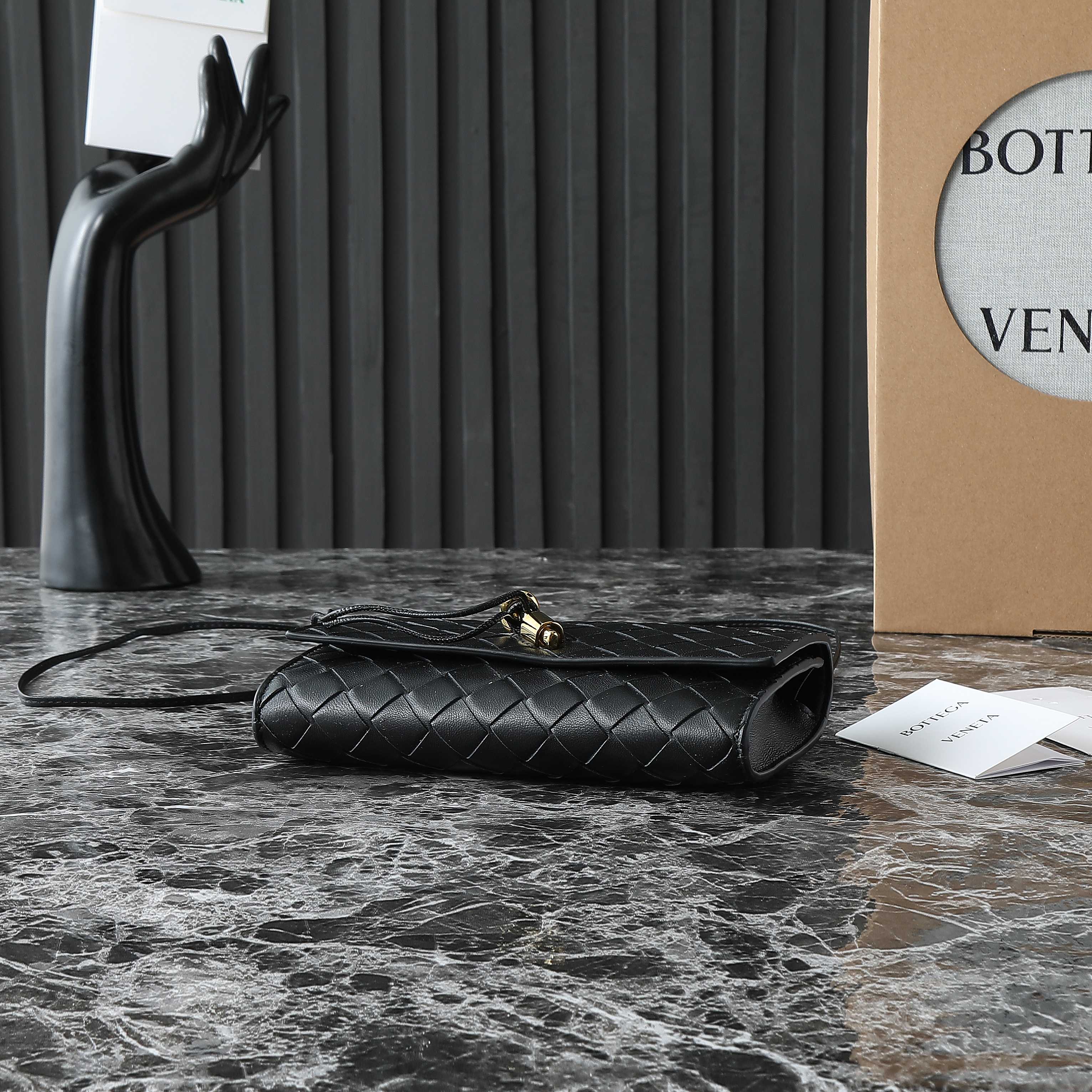 BOTTEGA VENETA 25S ANDIAMO POUCH 19 AUS SCHWARZEM KALBSLEDER, GOLD-HARDWARE