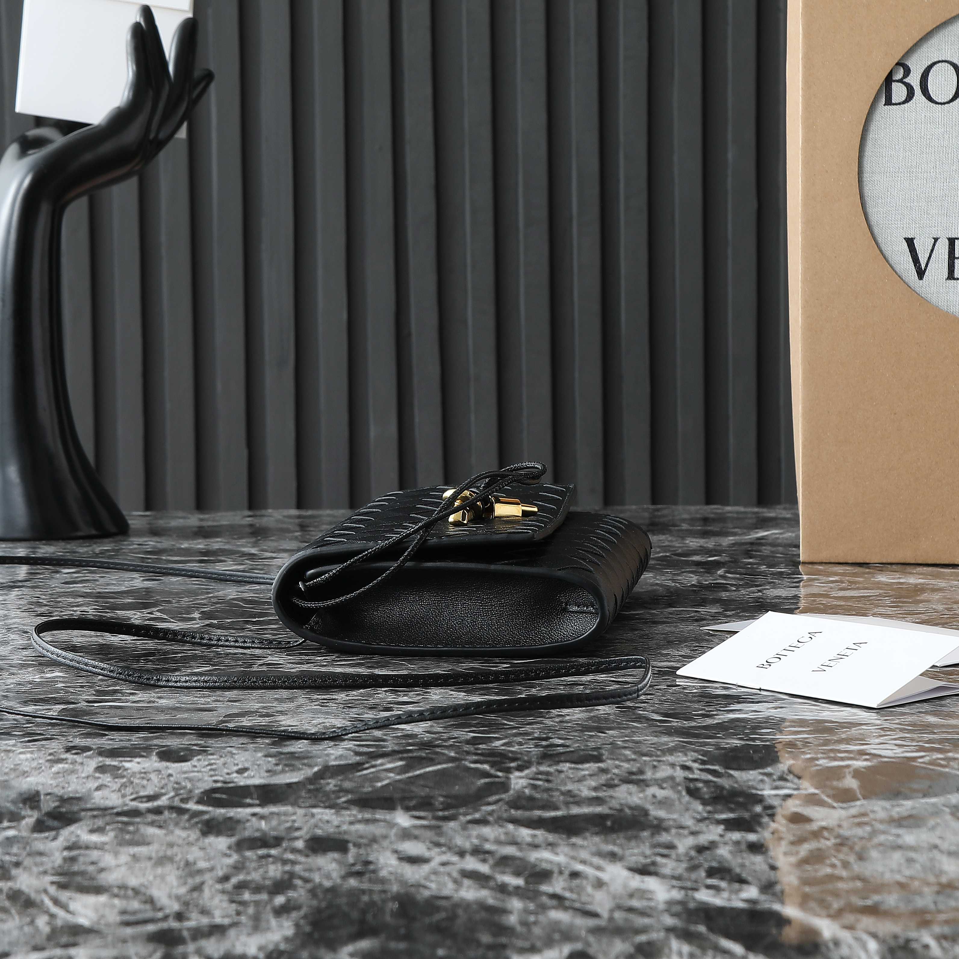 BOTTEGA VENETA 25S ANDIAMO POUCH 19 AUS SCHWARZEM KALBSLEDER, GOLD-HARDWARE