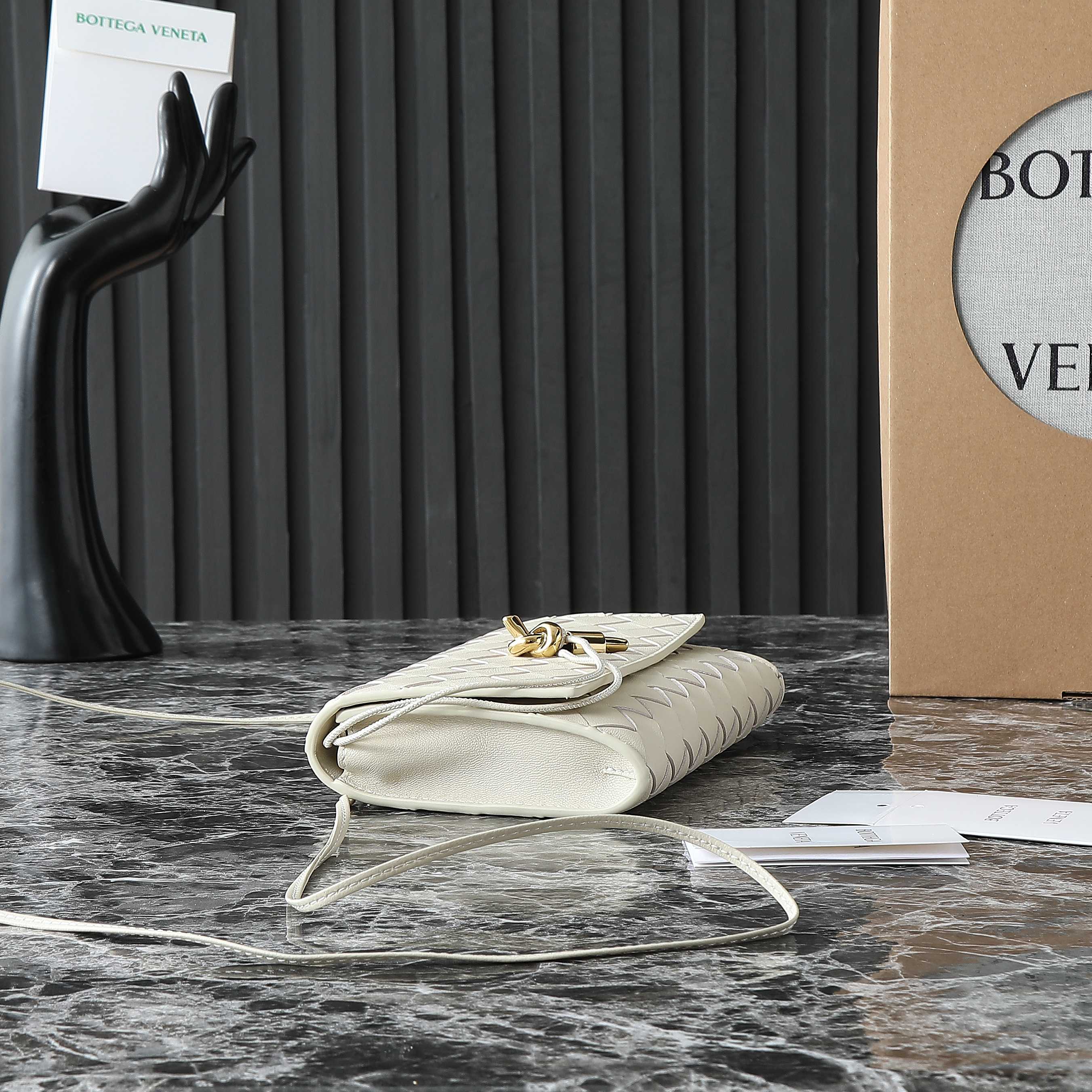 BOTTEGA VENETA 25S ANDIAMO POUCH 19 AUS ELFENBEINfarbenem KALBSLEDER MIT GOLD-HARDWARE