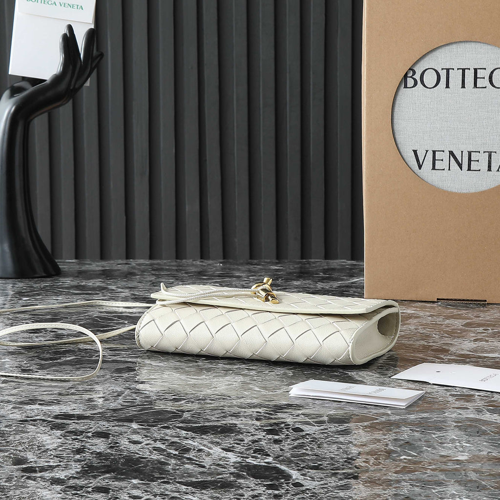 BOTTEGA VENETA 25S ANDIAMO POUCH 19 AUS ELFENBEINfarbenem KALBSLEDER MIT GOLD-HARDWARE