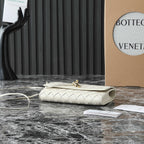 BOTTEGA VENETA 25S ANDIAMO POUCH 19 AUS ELFENBEINfarbenem KALBSLEDER MIT GOLD-HARDWARE