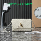 BOTTEGA VENETA 25S ANDIAMO POUCH 19 AUS ELFENBEINfarbenem KALBSLEDER MIT GOLD-HARDWARE