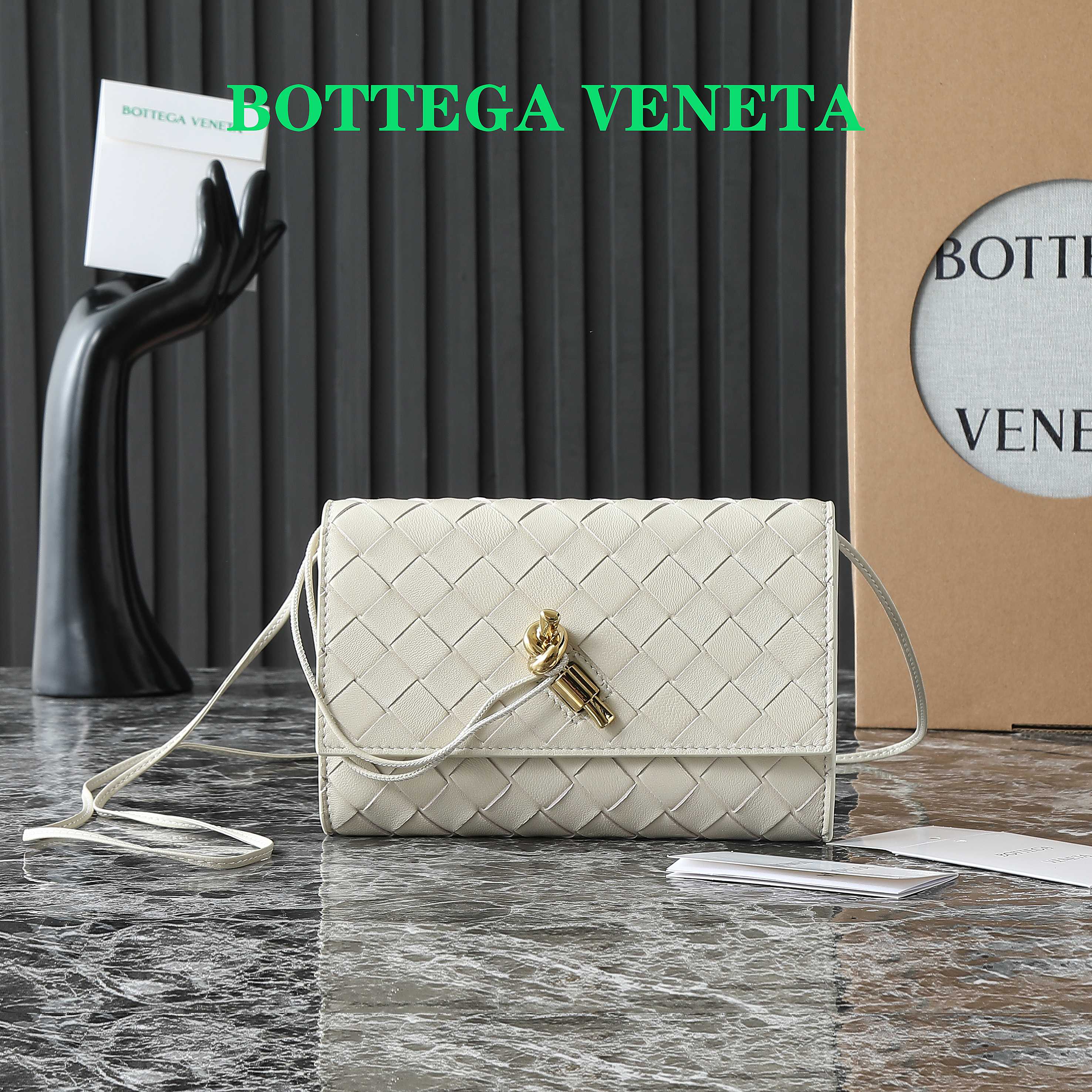 BOTTEGA VENETA 25S ANDIAMO POUCH 19 AUS ELFENBEINfarbenem KALBSLEDER MIT GOLD-HARDWARE