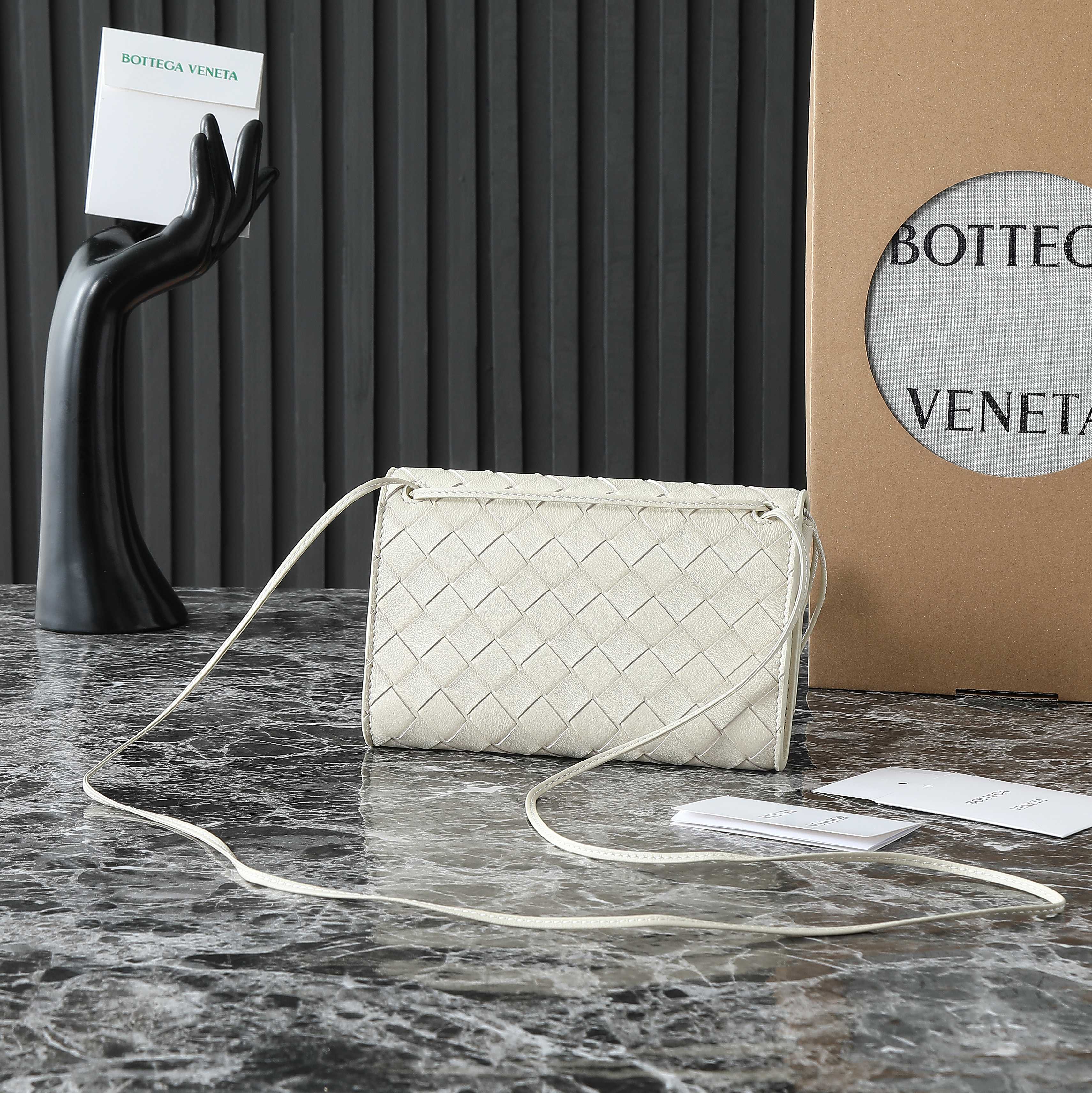 BOTTEGA VENETA 25S ANDIAMO POUCH 19 AUS ELFENBEINfarbenem KALBSLEDER MIT GOLD-HARDWARE