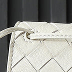 BOTTEGA VENETA 25S ANDIAMO POUCH 19 AUS ELFENBEINfarbenem KALBSLEDER MIT GOLD-HARDWARE