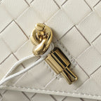 BOTTEGA VENETA 25S ANDIAMO POUCH 19 AUS ELFENBEINfarbenem KALBSLEDER MIT GOLD-HARDWARE