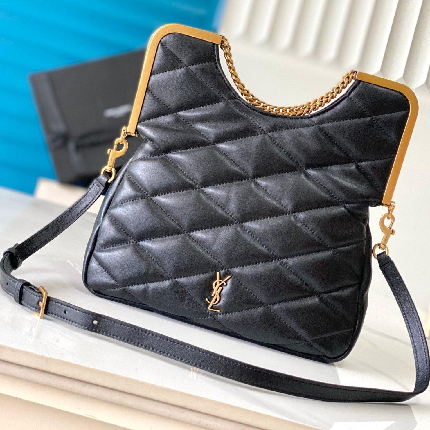 26 SCHWARZES SCHAFFELFEL MIT GOLDENER SCHNALLE