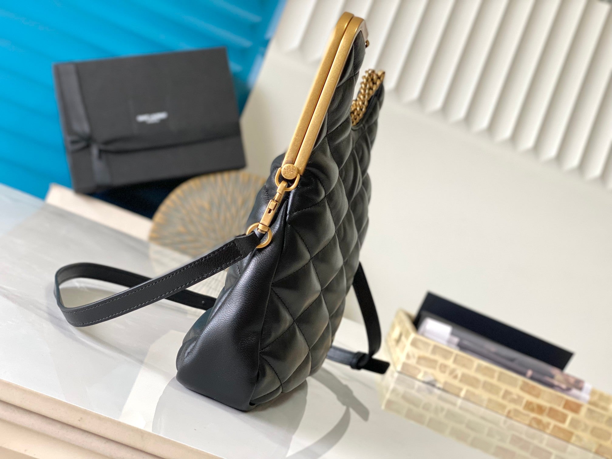 26 SCHWARZES SCHAFFELFEL MIT GOLDENER SCHNALLE