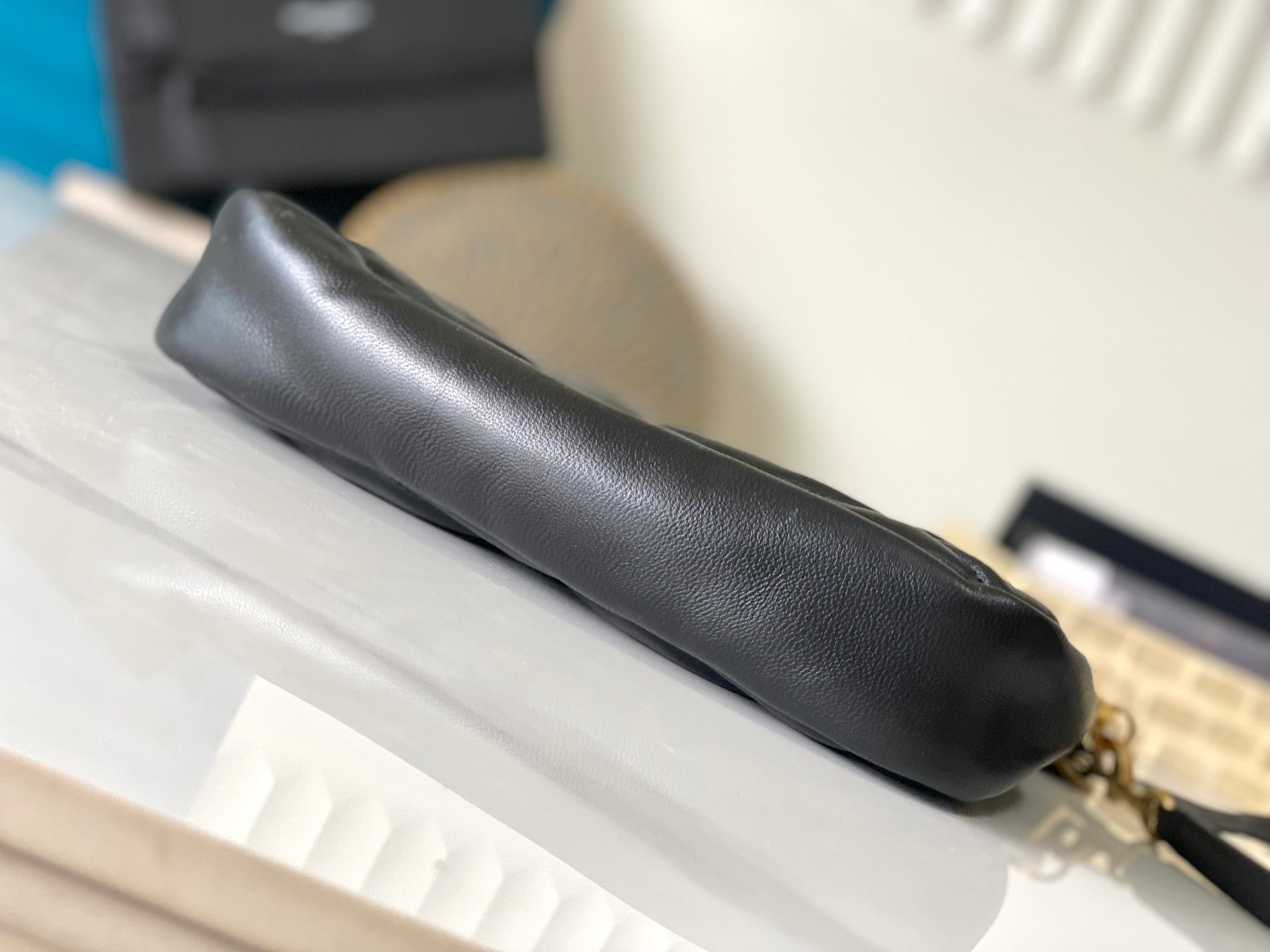 26 SCHWARZES SCHAFFELFEL MIT GOLDENER SCHNALLE