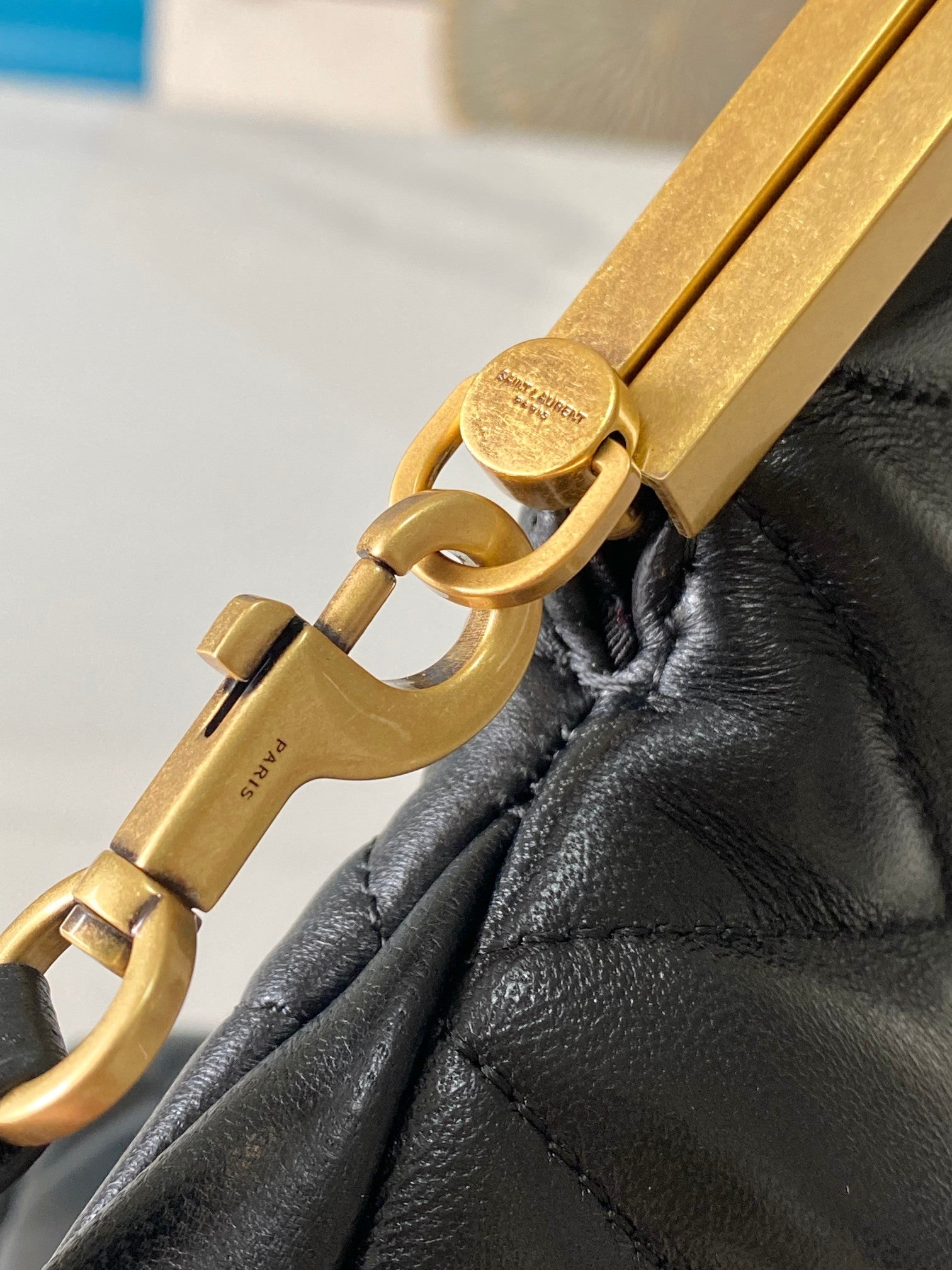 26 SCHWARZES SCHAFFELFEL MIT GOLDENER SCHNALLE