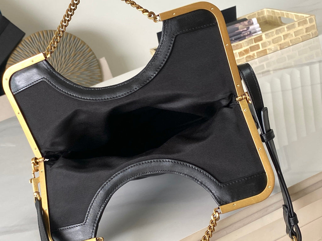 26 SCHWARZES SCHAFFELFEL MIT GOLDENER SCHNALLE