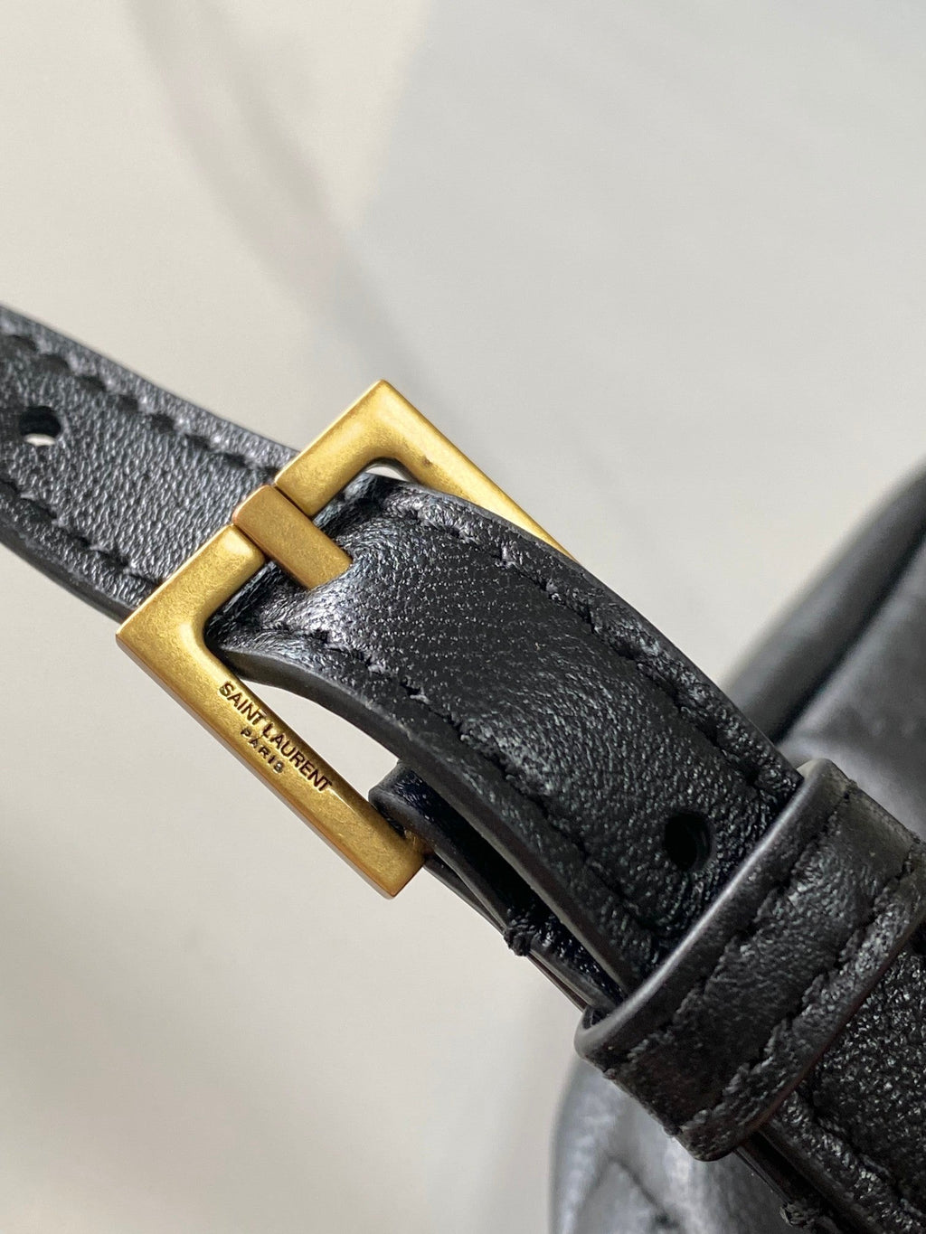 26 SCHWARZES SCHAFFELFEL MIT GOLDENER SCHNALLE