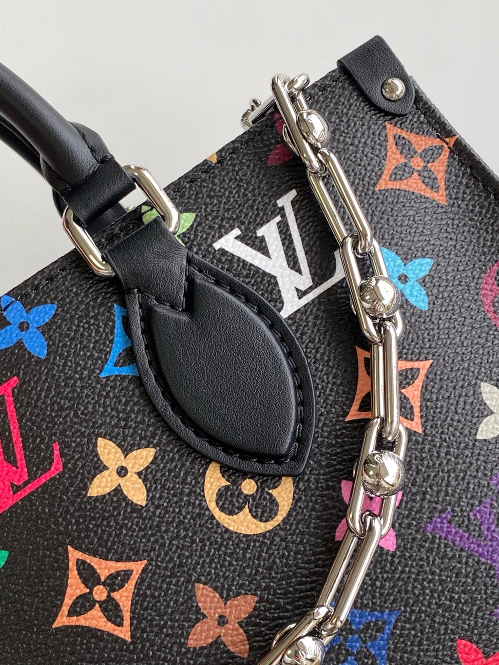 ONTHEGO EAST WEST TASCHE 25 IN BUNTEM MONOGRAMMMUSTER-LEINWAND