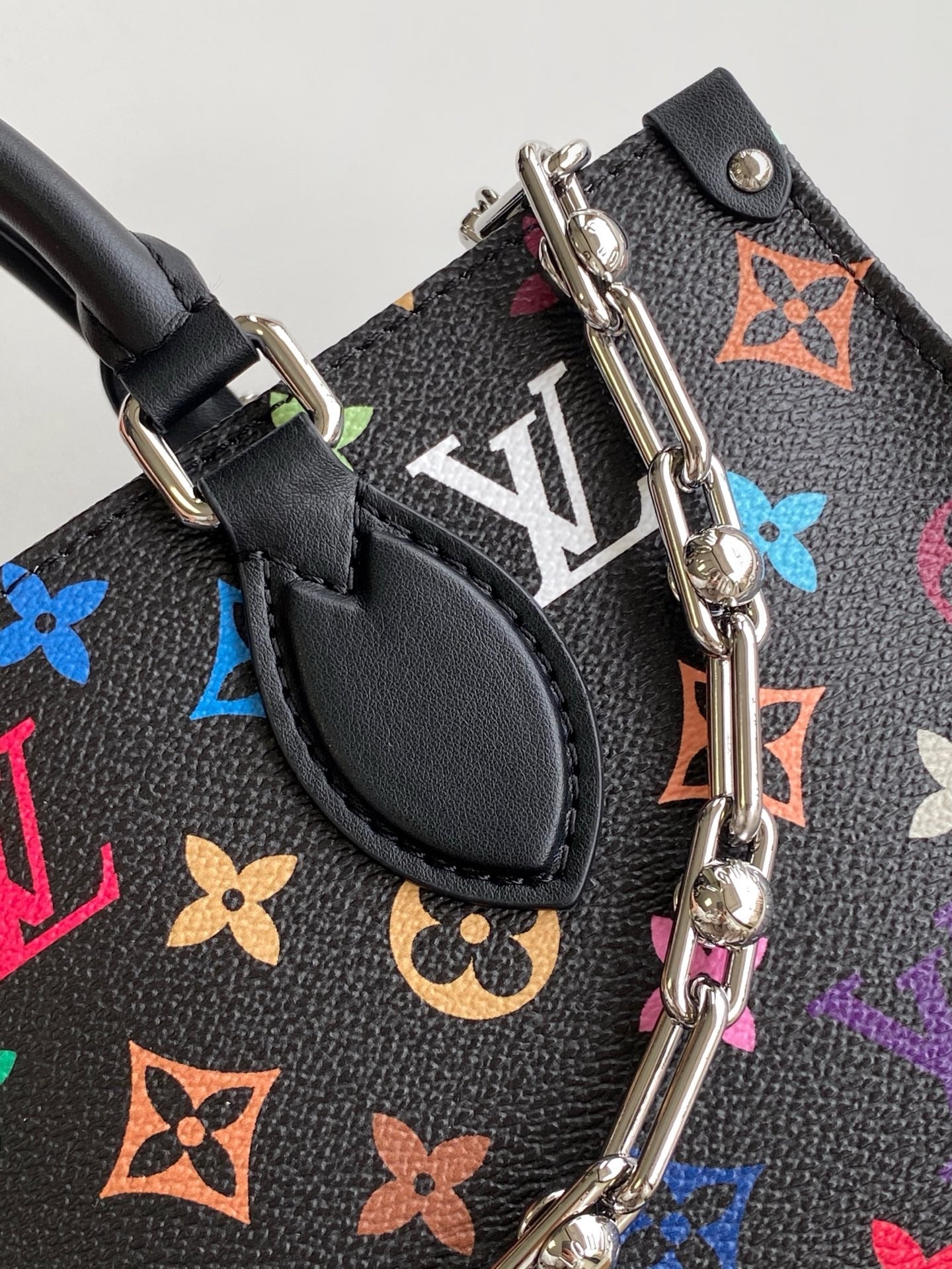 ONTHEGO EAST WEST TASCHE 25 IN BUNTEM MONOGRAMMMUSTER-LEINWAND