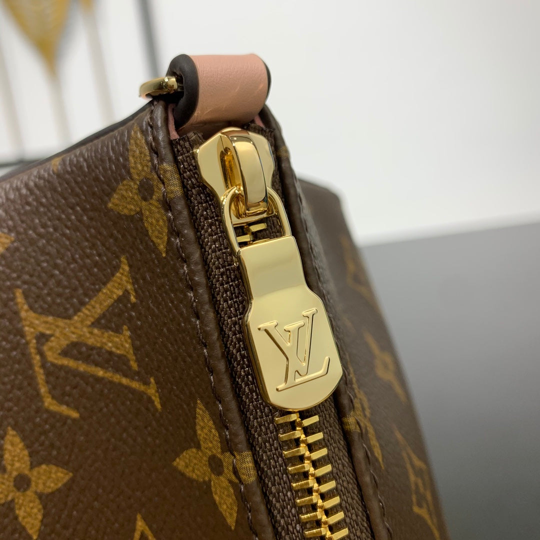 BLOOM POUCH 22 AUS BRAUNEM MONOGRAMM-CANVAS UND SEITEN AUS PASTELROSEM KALBSLEDER